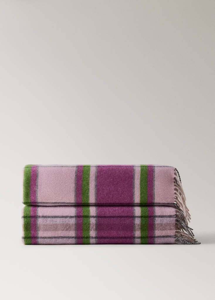 Wool throw with check design and fringed finish — Pink