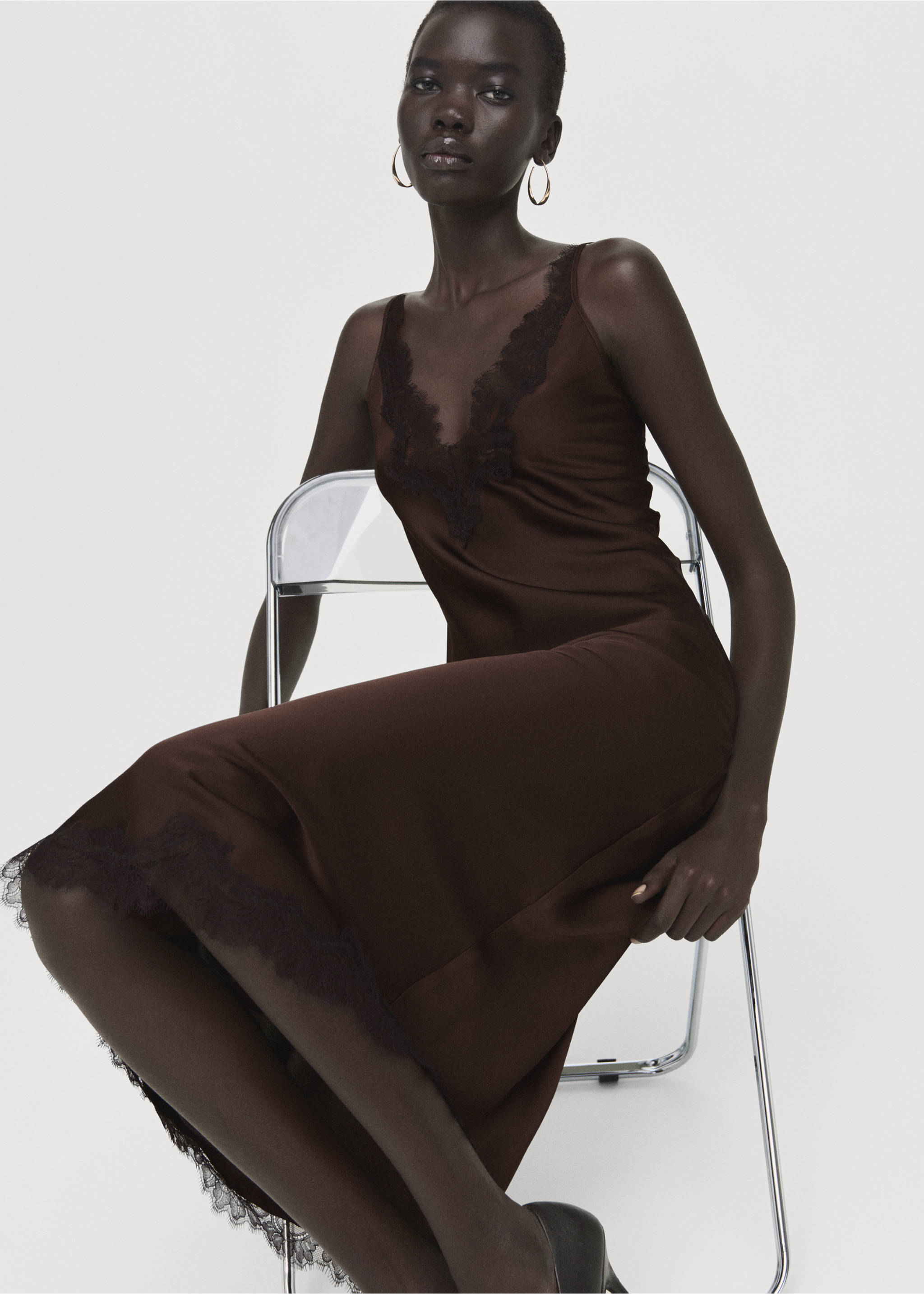 Robe style lingerie satinée - Plan moyen, Marron. Ref: 27091533-00.