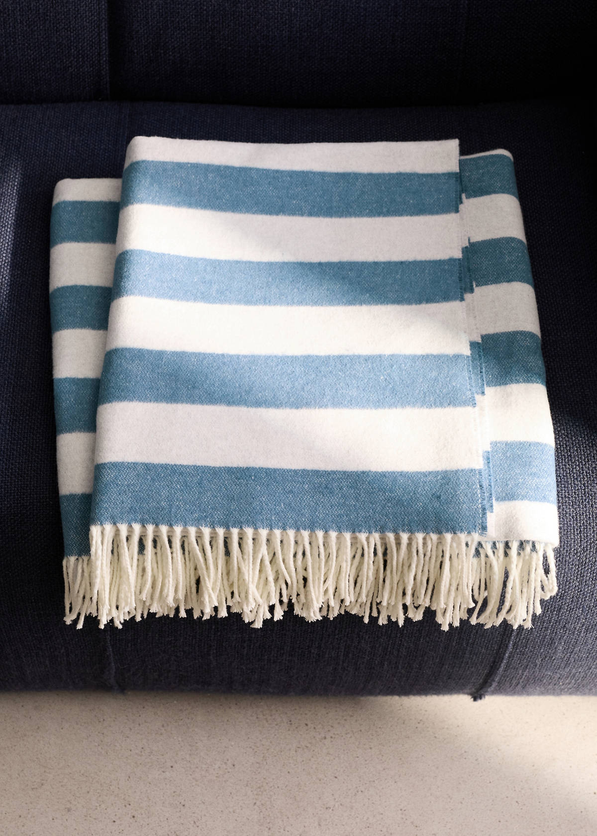 Striped cotton throw with tassels — Blue