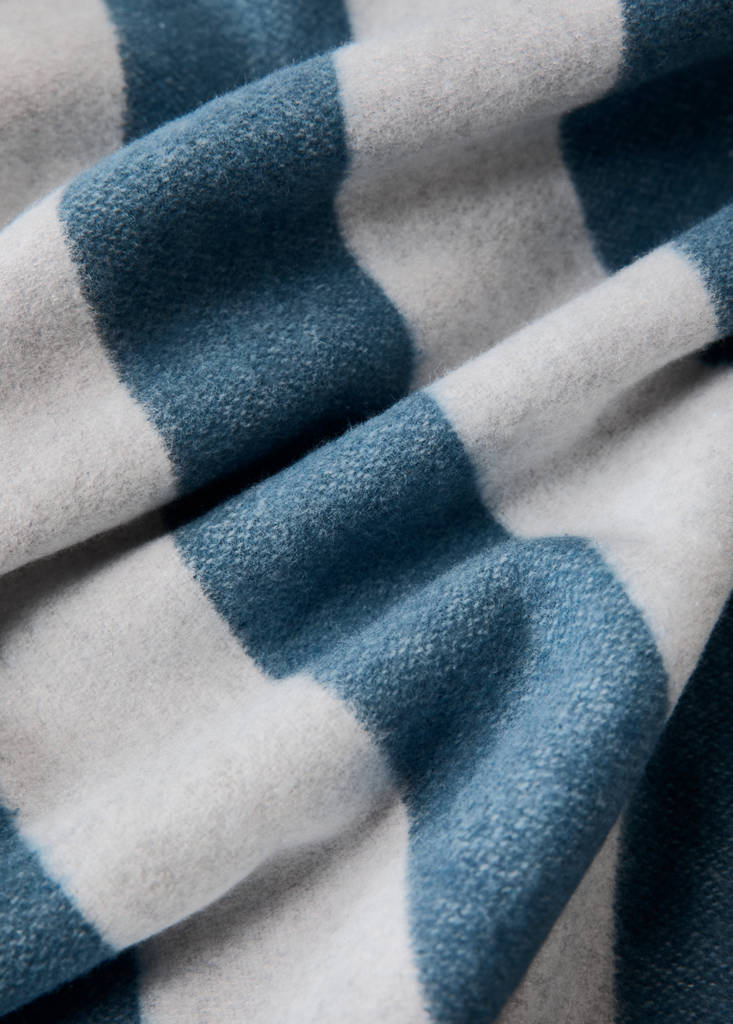 Striped cotton throw with tassels — Blue