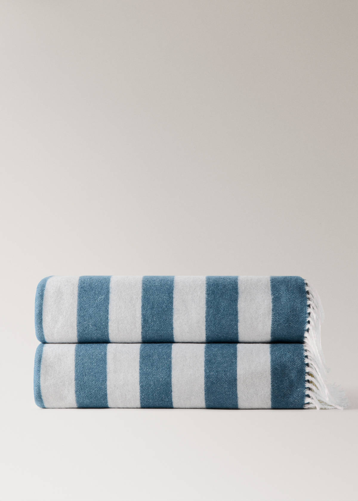 Striped cotton throw with tassels — Blue