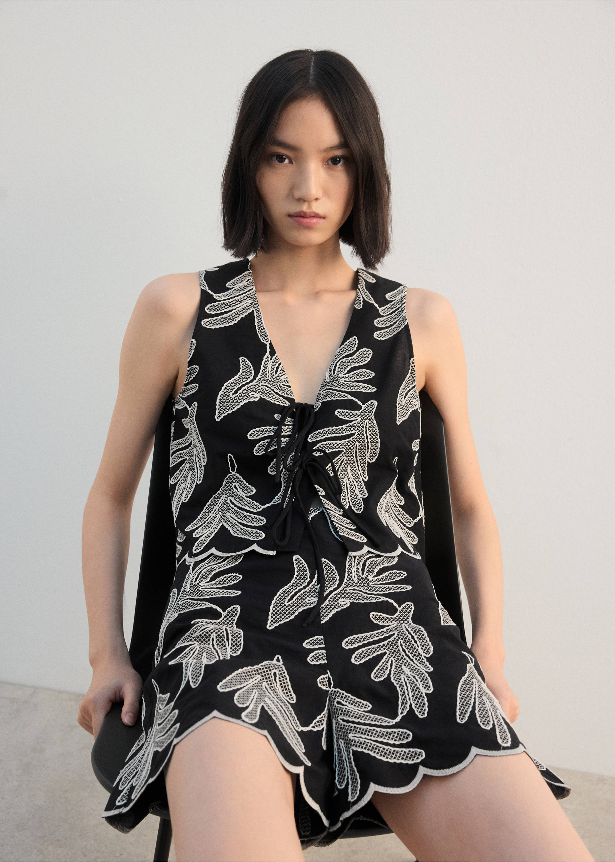 صدرية مطرزة بعقد - تفاصيل المنتج 2, أسود. Ref: 27092538-00.