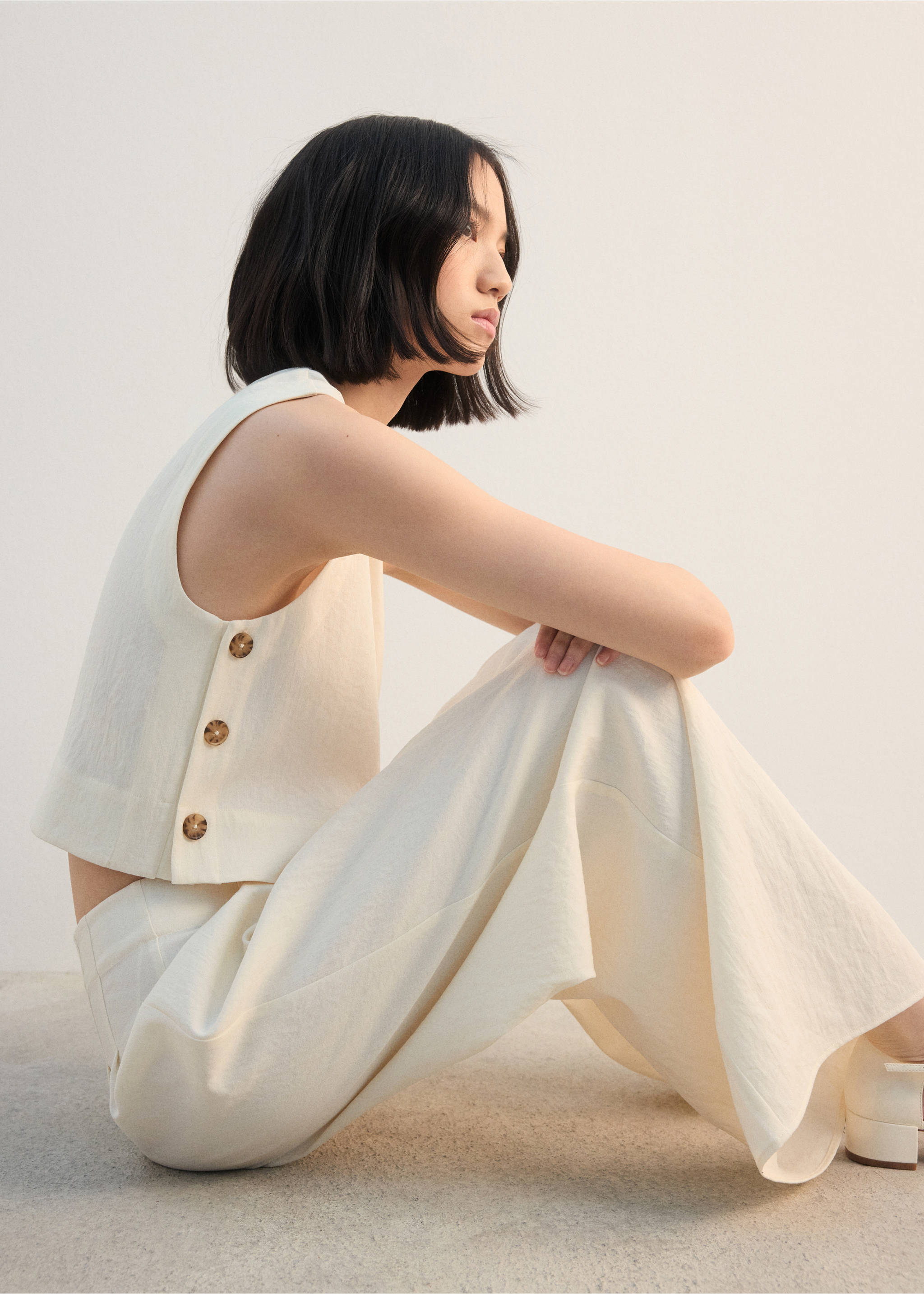 Straight-fit pleated trousers - Details of the article 2, Ecru. Ref: 27092541-00.