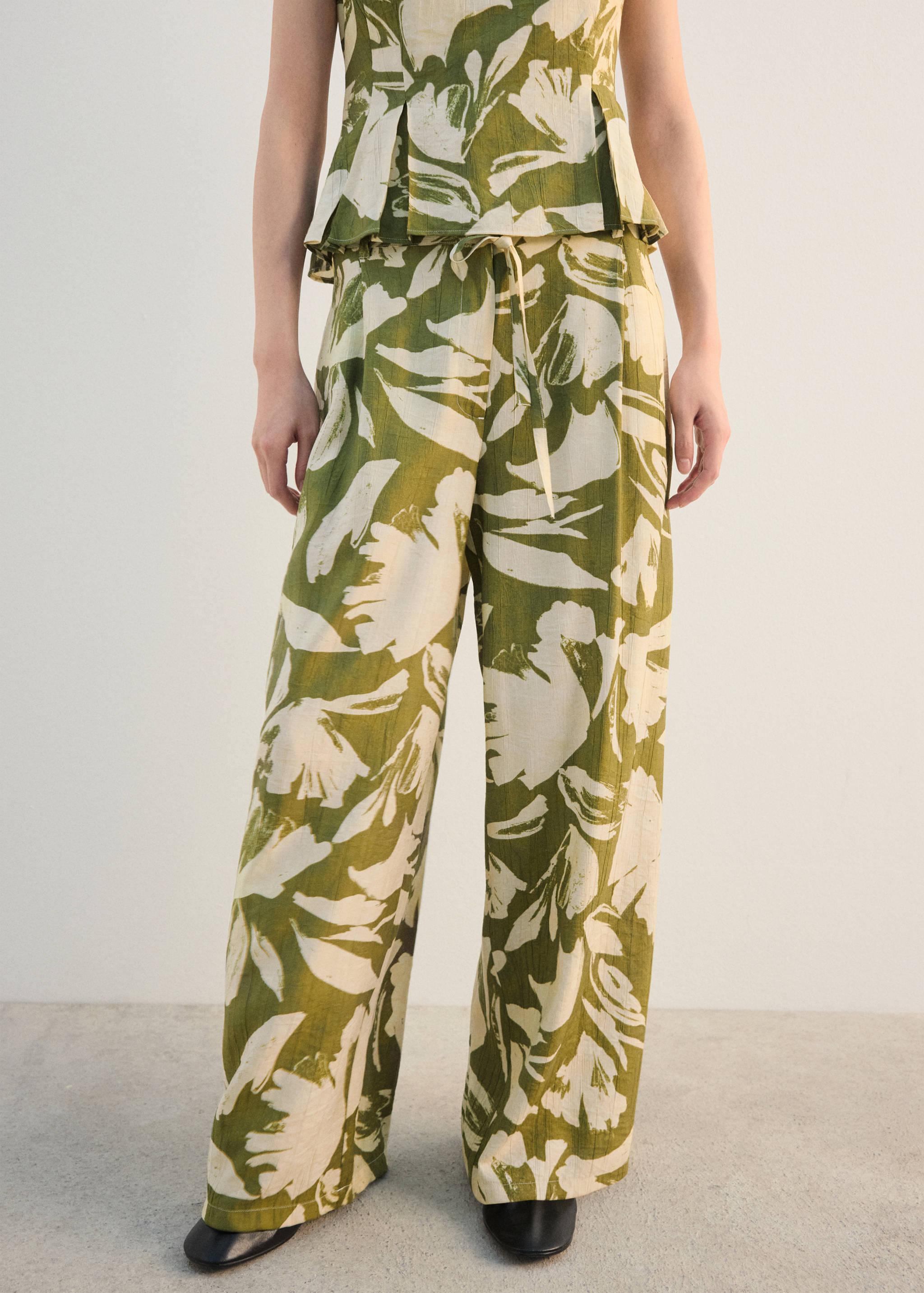 Pantalón recto estampado floral - Plano medio