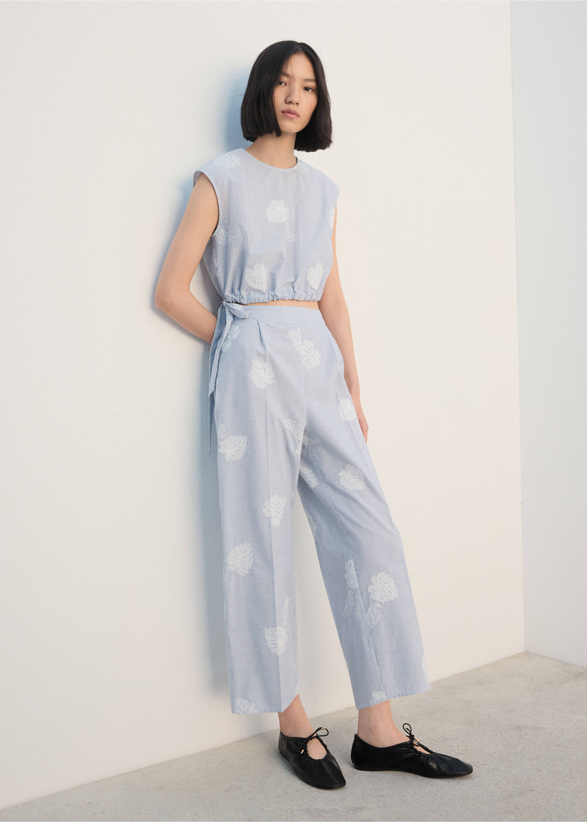 بنطال مخطط مطرز - رؤية عامة, أزرق. Ref: 27092545-00.