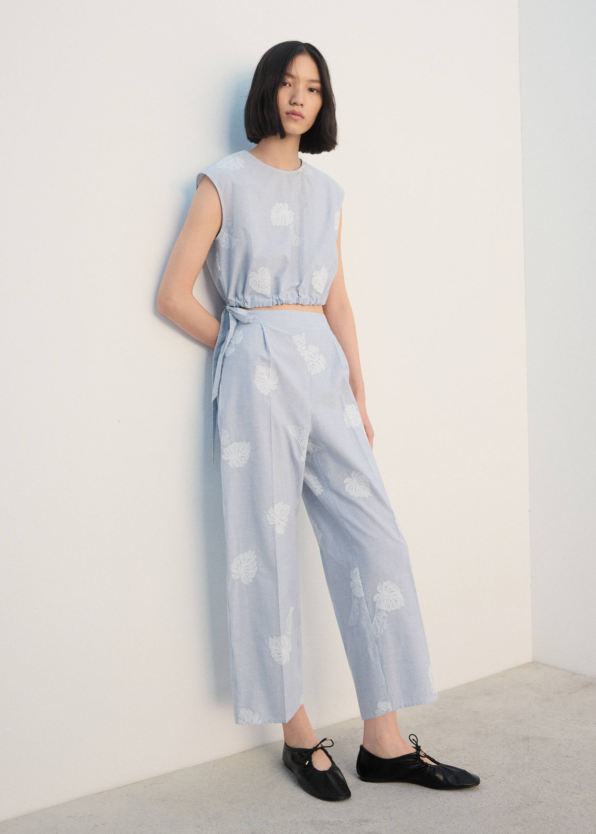 بنطال مخطط مطرز - رؤية عامة