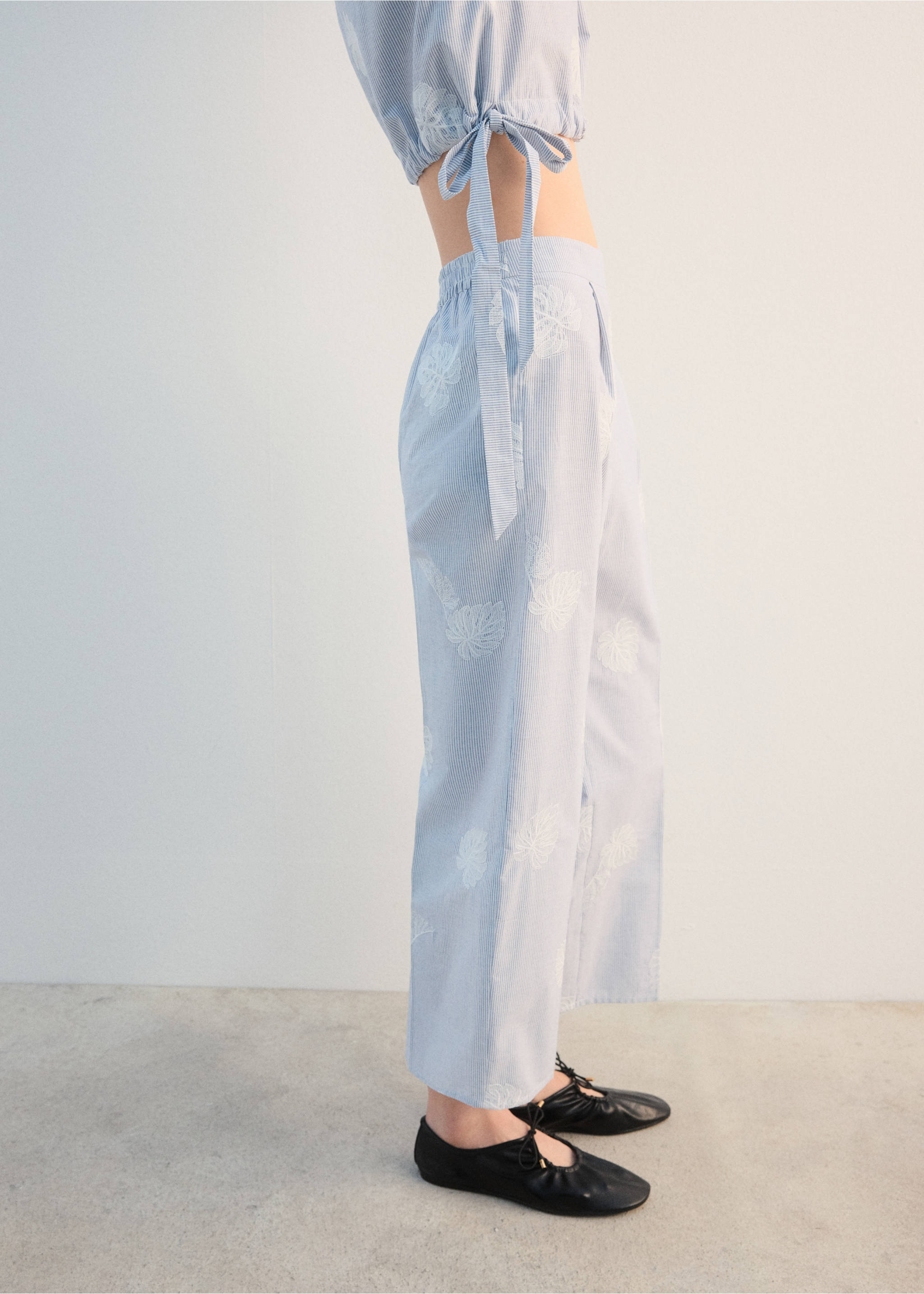 بنطال مخطط مطرز - رؤية وسط, أزرق. Ref: 27092545-00.