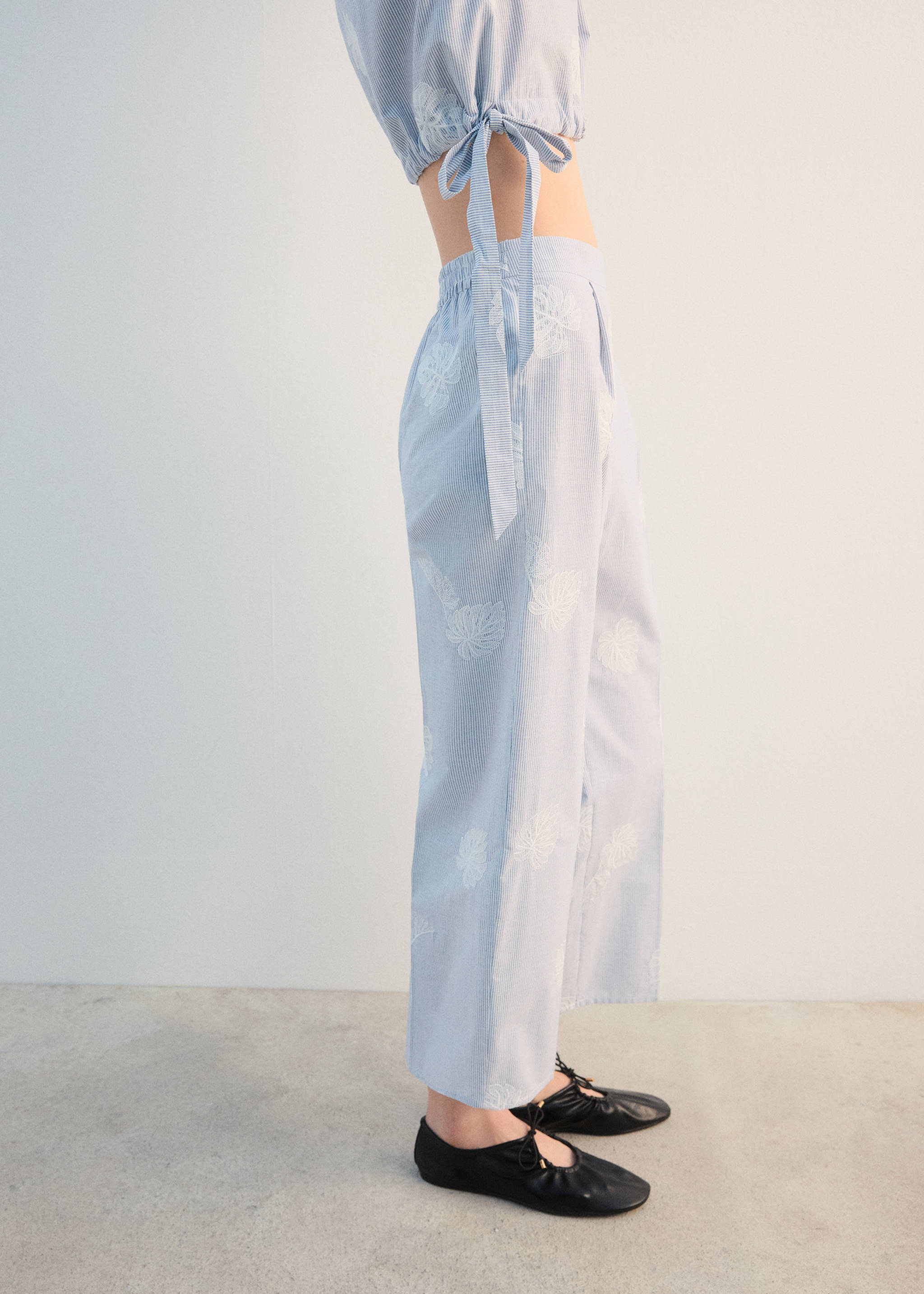 بنطال مخطط مطرز - رؤية وسط