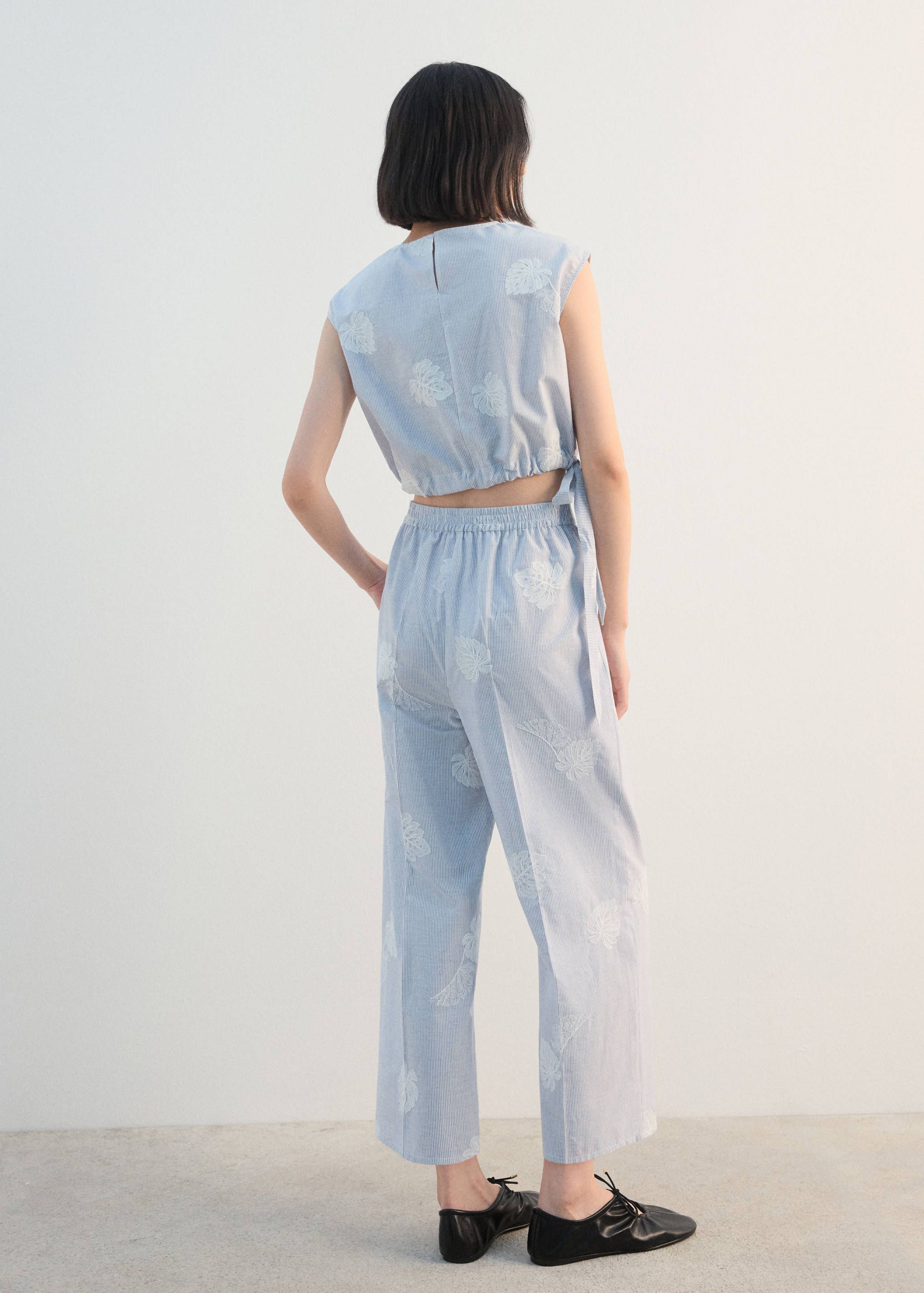 بنطال مخطط مطرز - الجهة الخلفية للمنتج