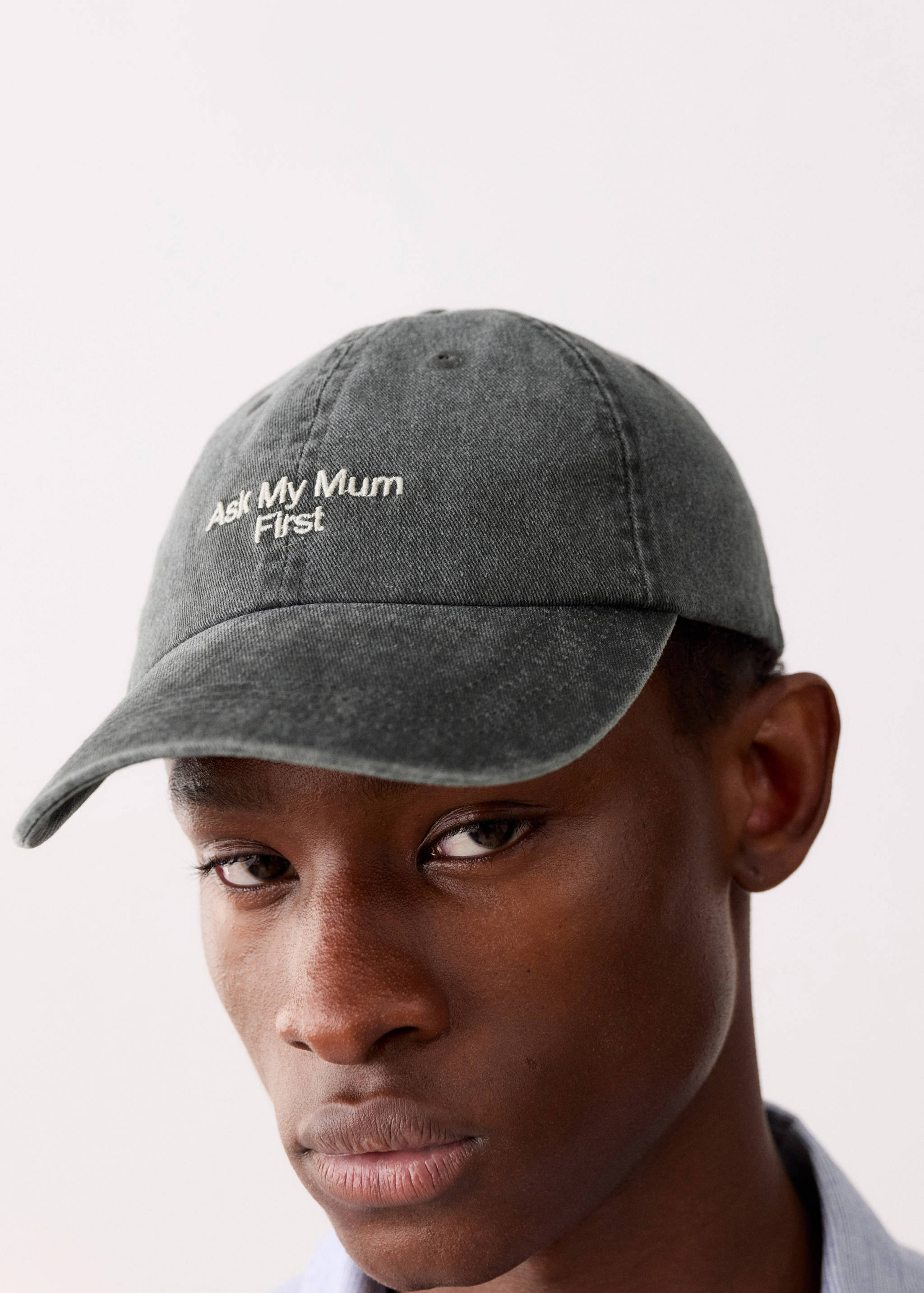 Кепка з вишитим меседжем - Загальний план