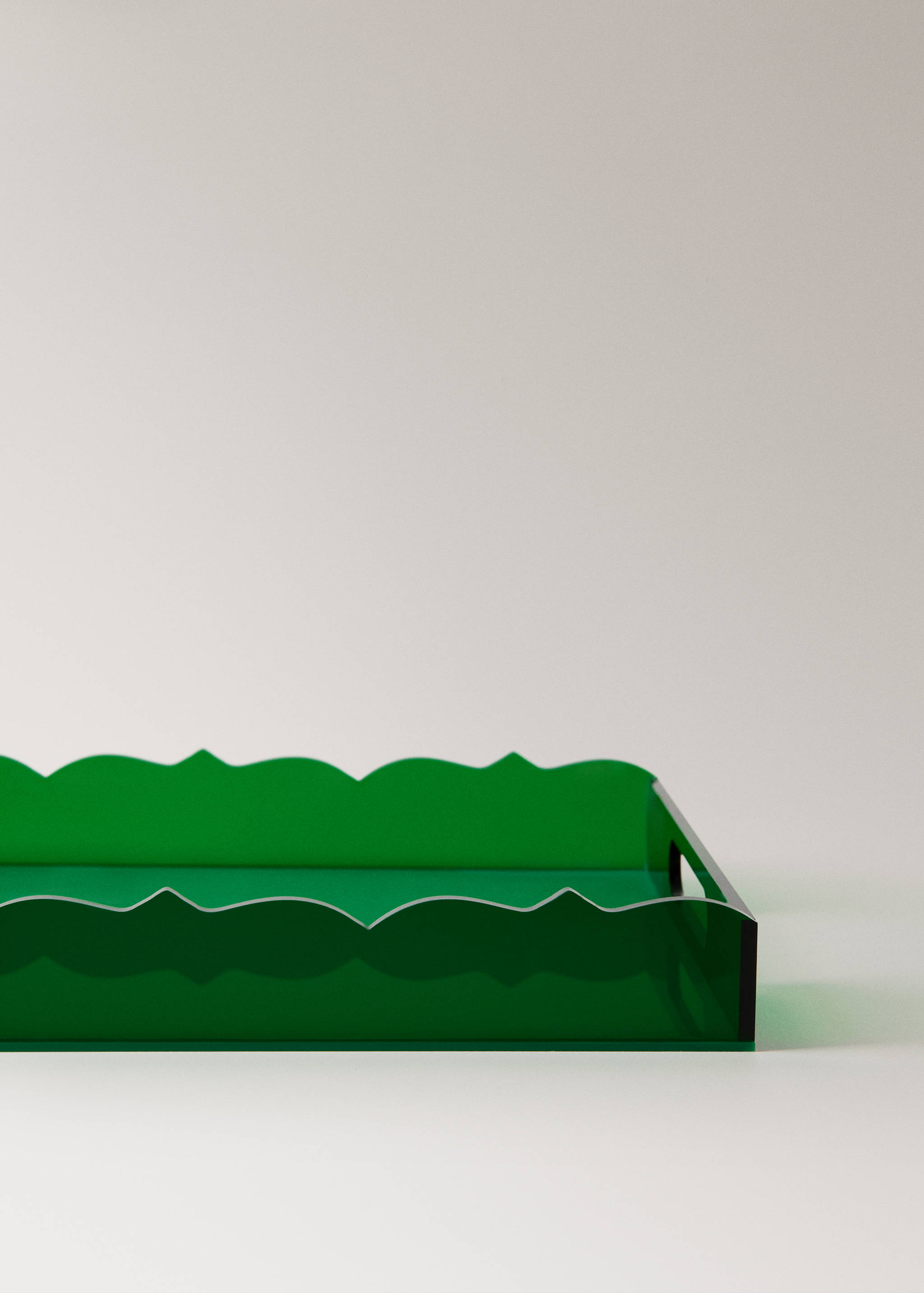 Valoviti pladanj srednje veličine od akrila u boji - Detalji artikla 2