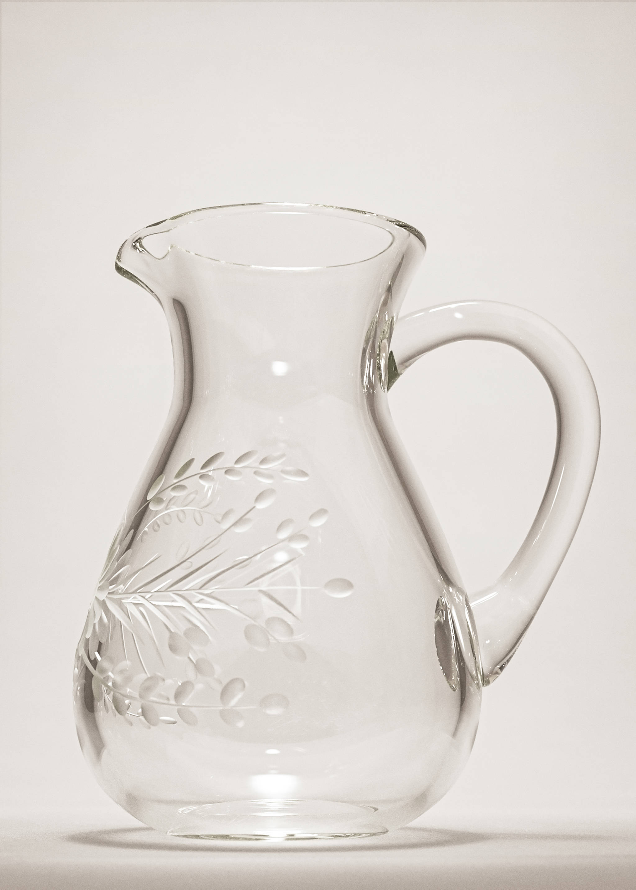 Embossed glass vase with floral relief - General plane