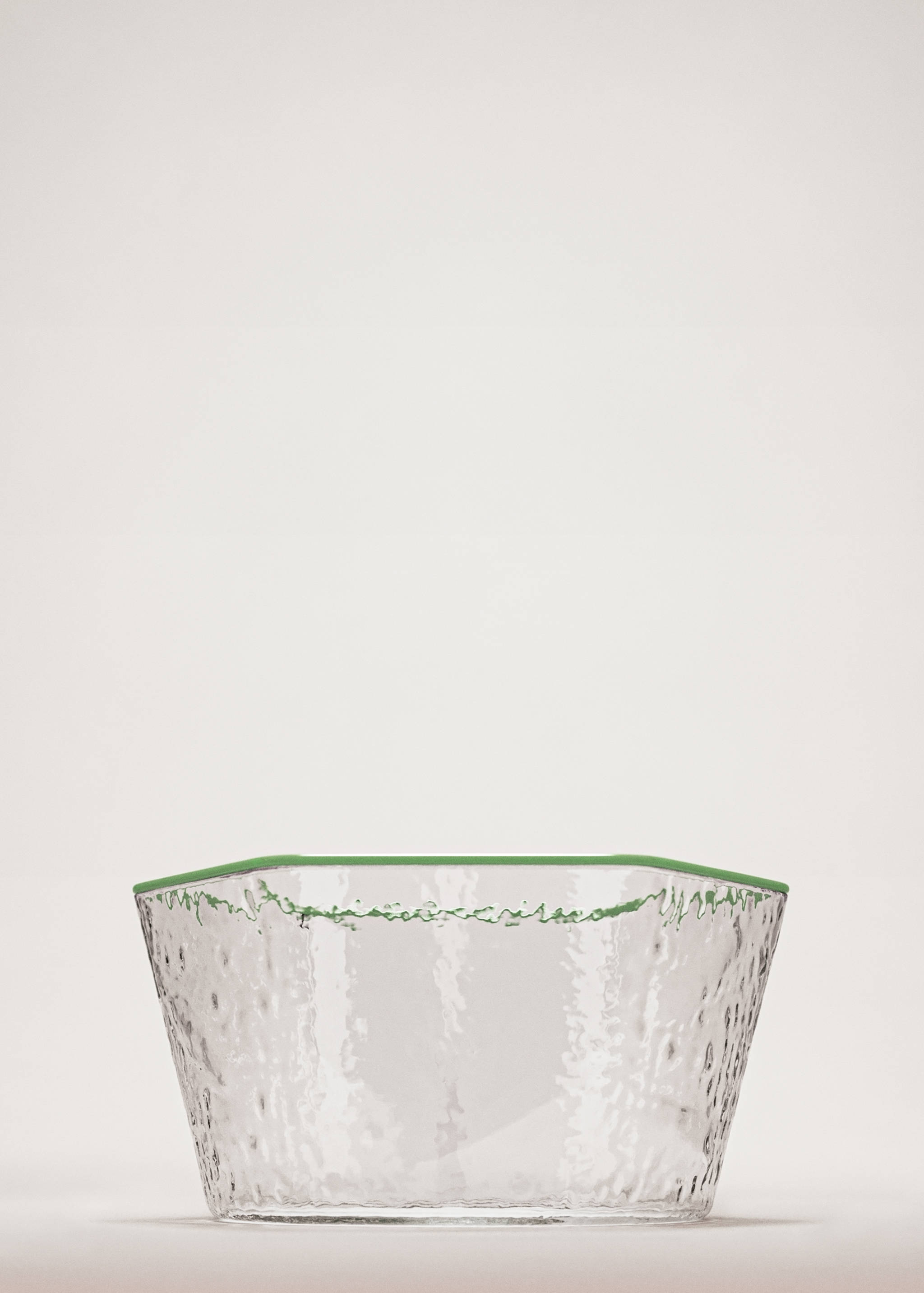 Borosilikatglas-Schale mit gehämmertem Rand in Farbe - Allgemeine Ansicht