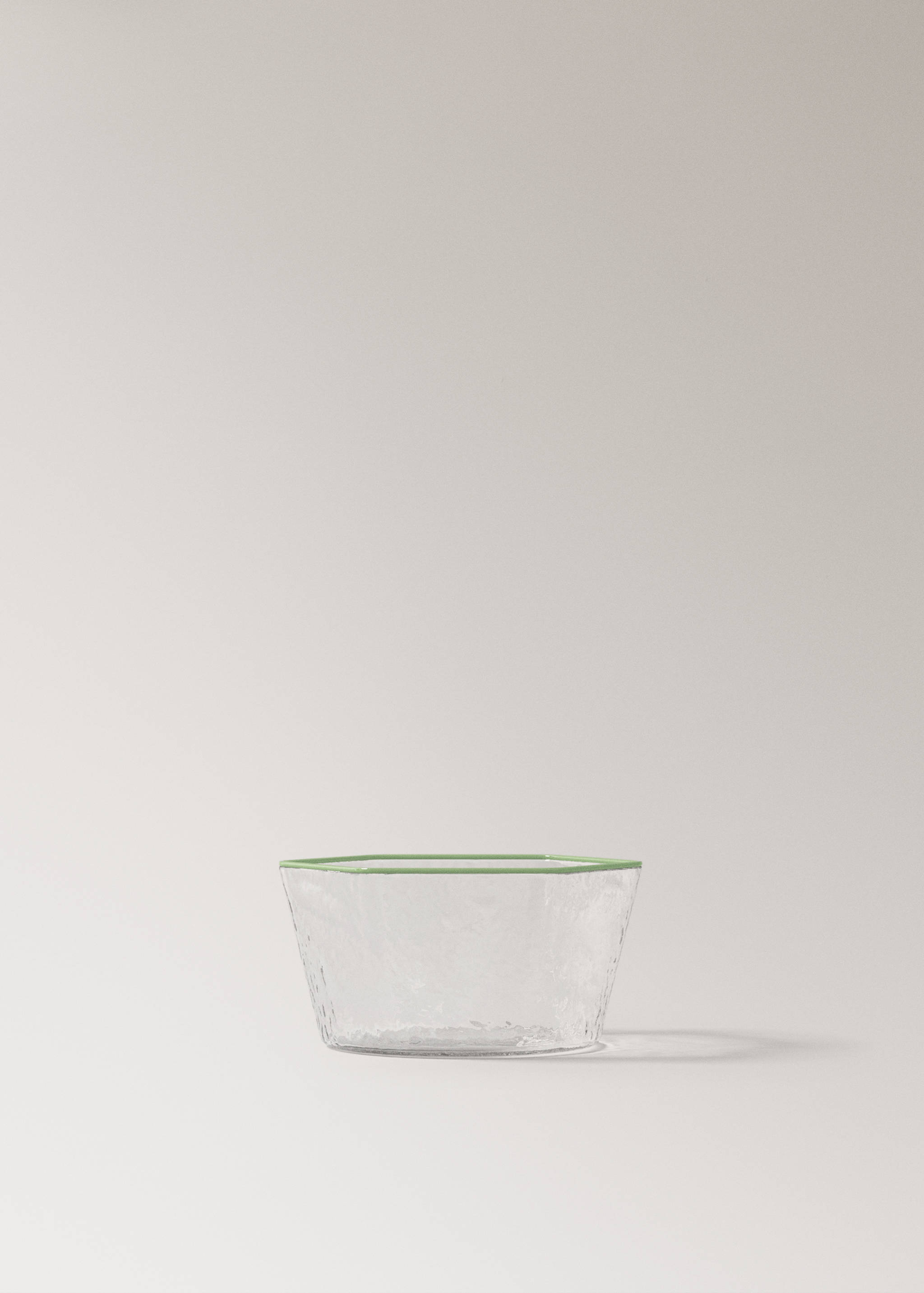 Borosilikatglas-Schale mit gehämmertem Rand in Farbe - Artikel ohne Model