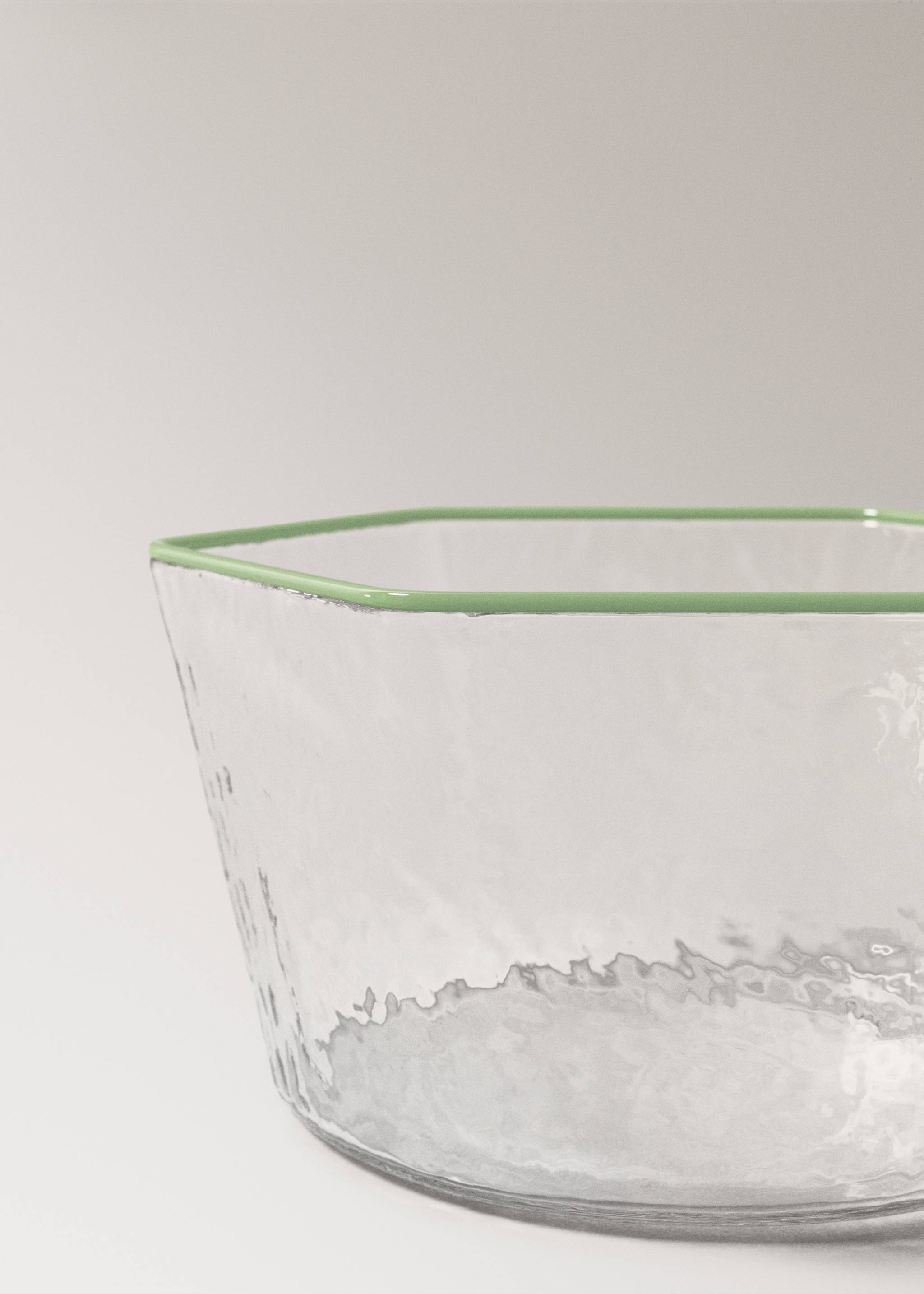Hammered borosilicate bowl with coloured edge - Details of the article 2, Green. Ref: 27092906-00.
