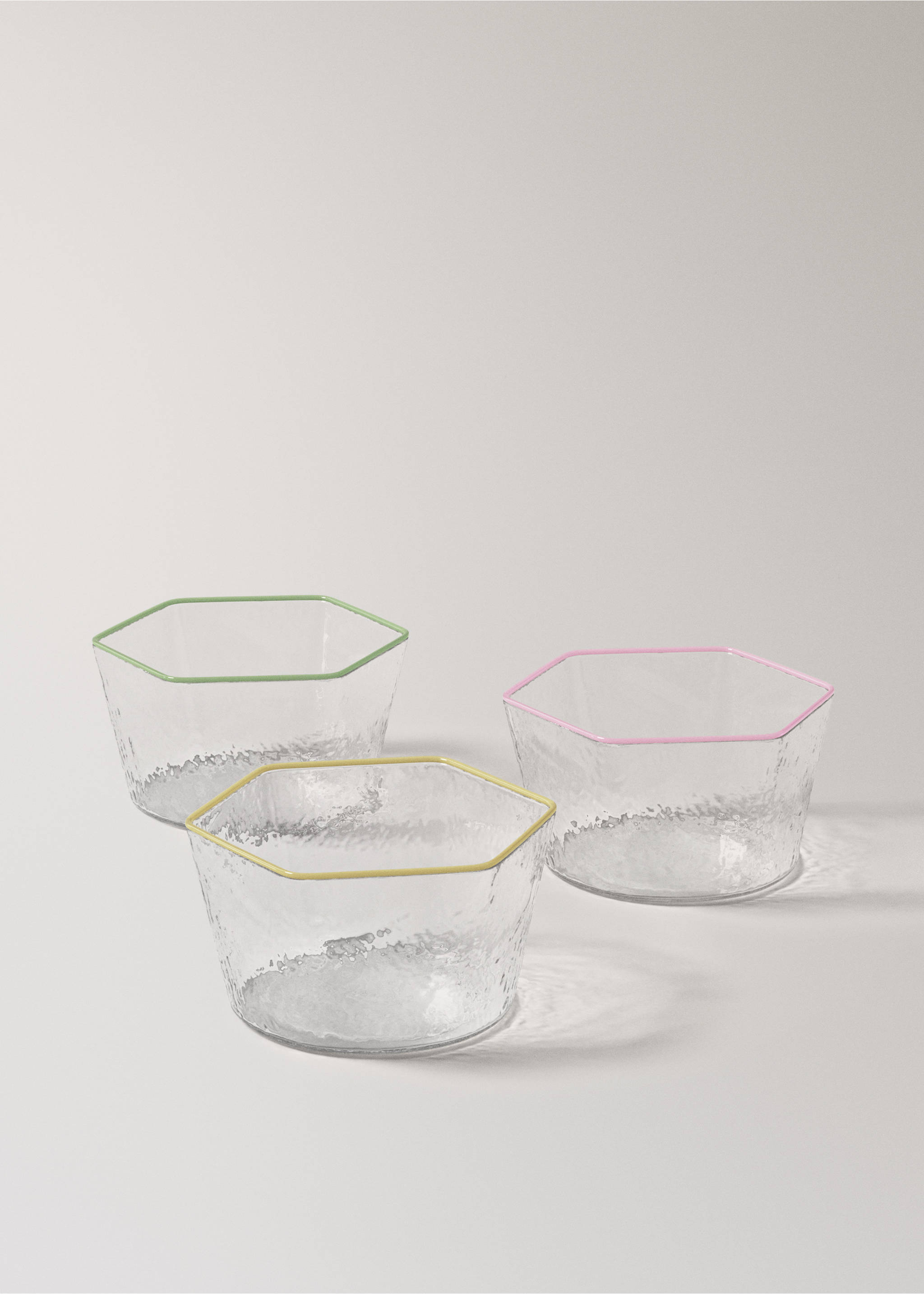 Hammered borosilicate bowl with coloured edge - Details of the article 3, Green. Ref: 27092906-00.