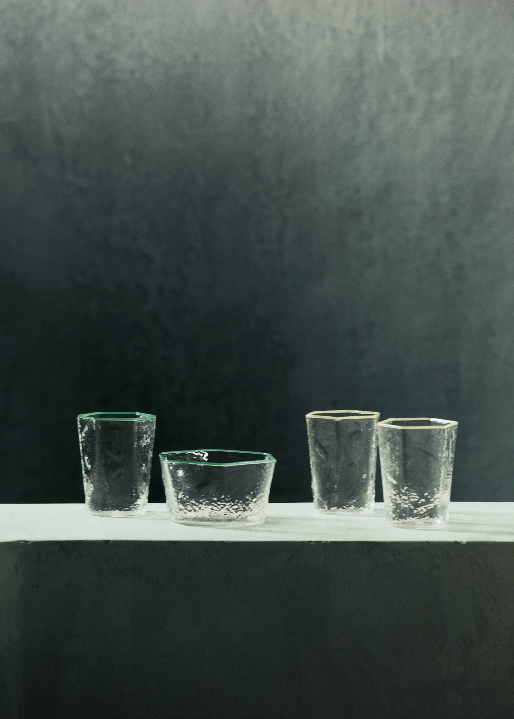 Hammered borosilicate bowl with coloured edge - Details of the article 6, Green. Ref: 27092906-00.