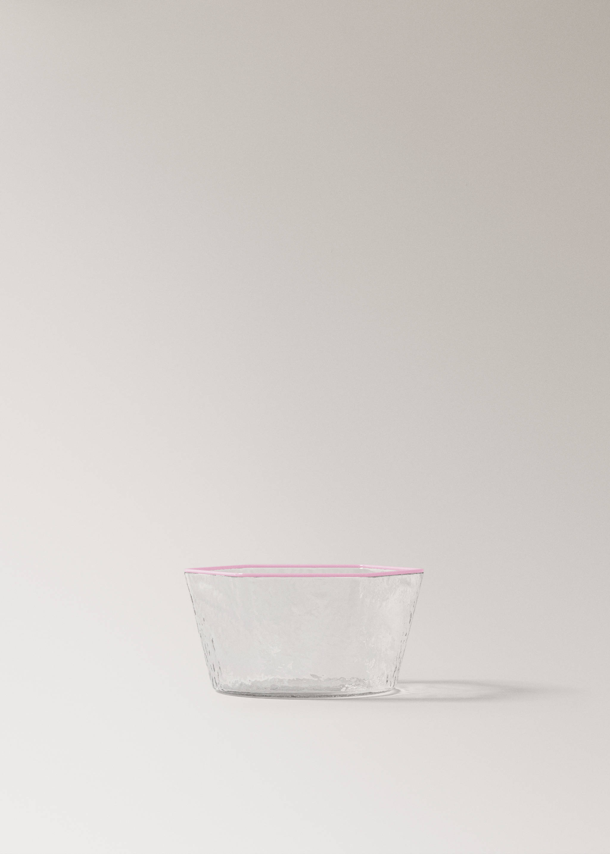 Kom van borosilicaatglas met gehamerde structuur en gekleurde rand - Artikel zonder model