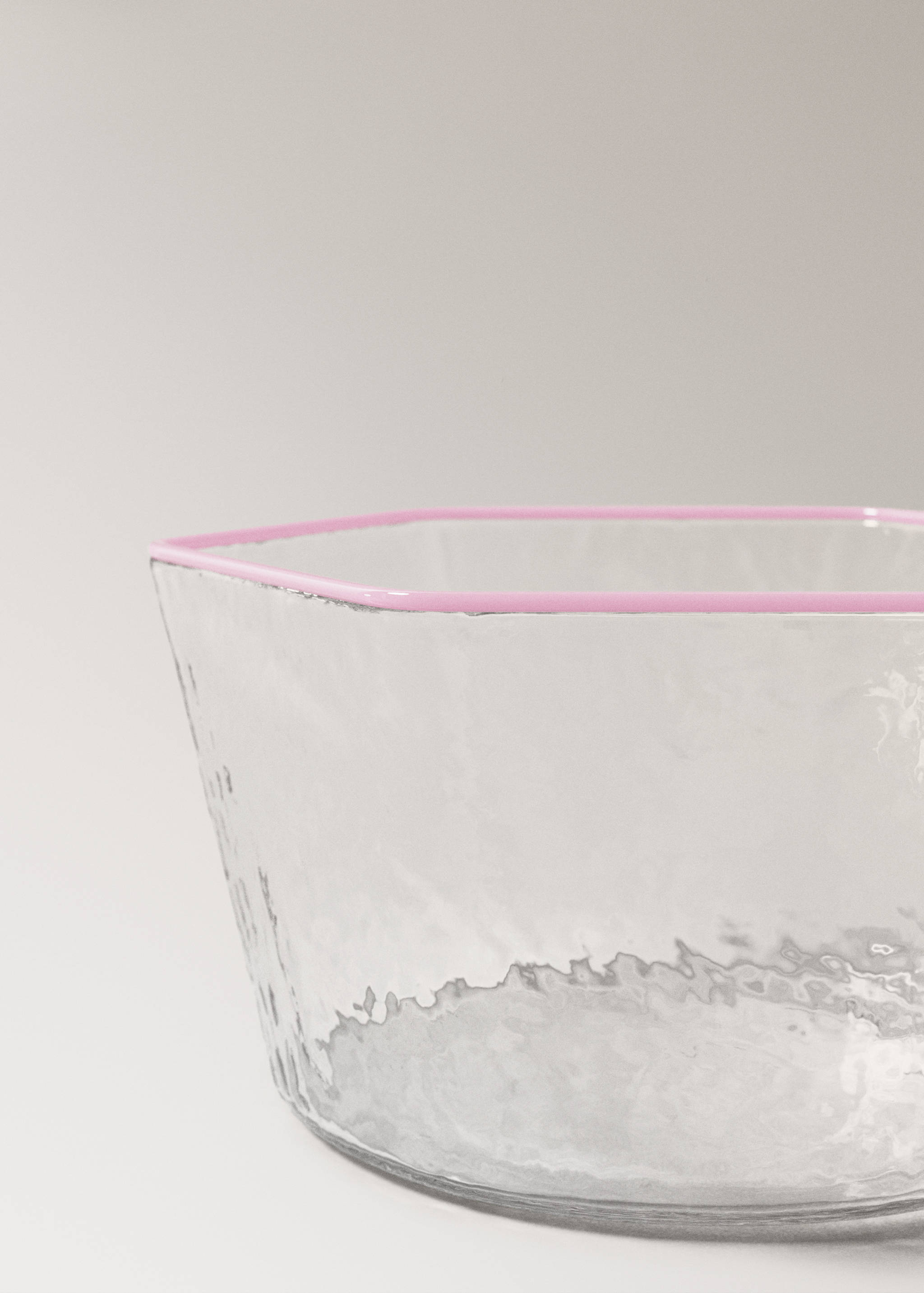 Kom van borosilicaatglas met gehamerde structuur en gekleurde rand - Detail van het artikel 2