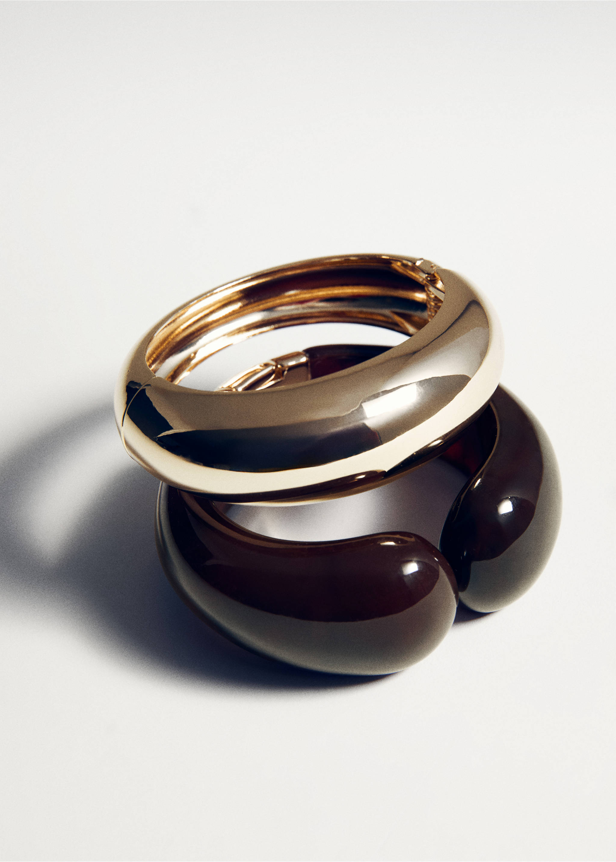 Rigid bracelets set - Details of the article 5, Gold. Ref: 27092922-00.