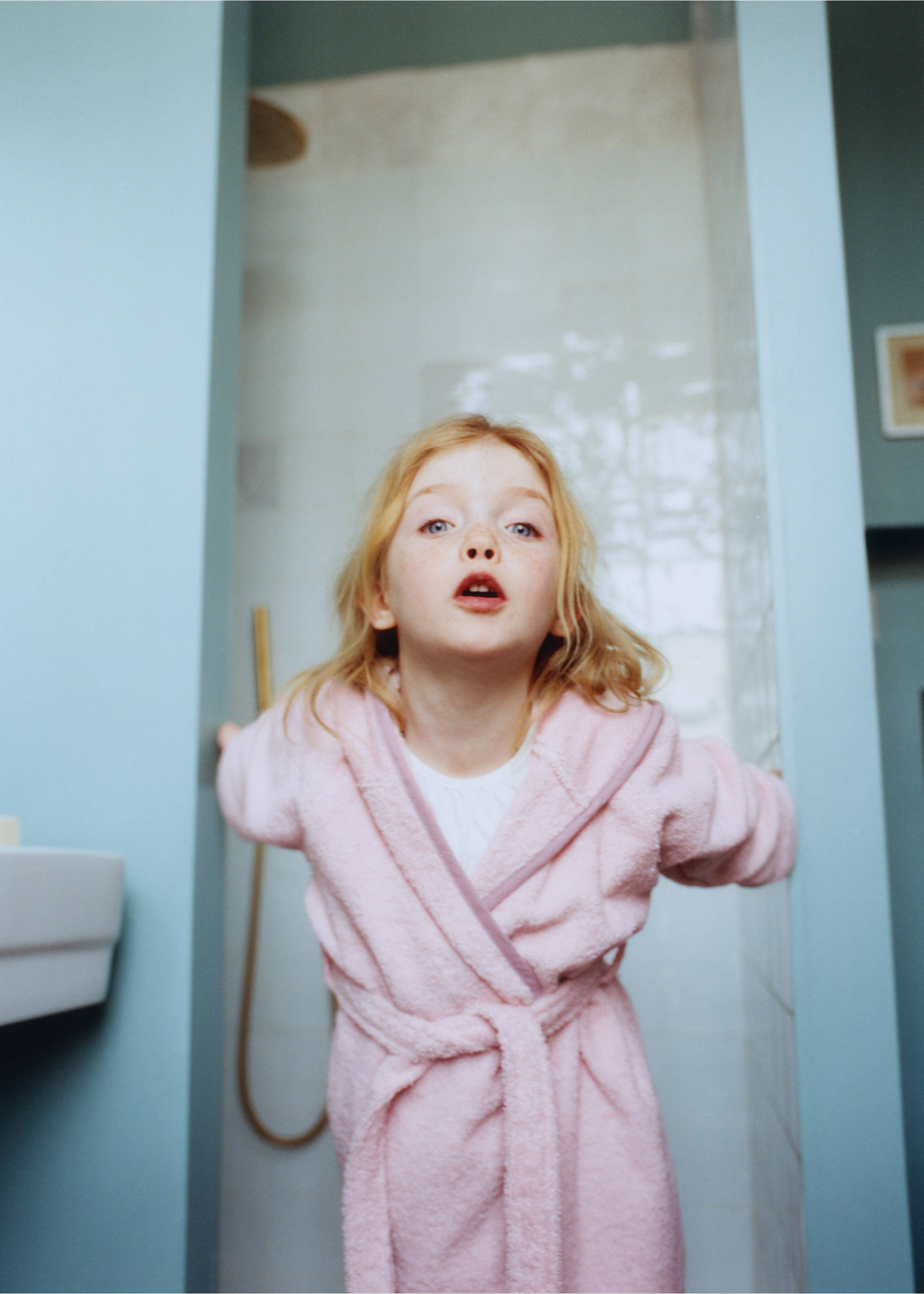 Kinderbademantel aus Baumwolle mit kontrastierendem Rand - Detail des Artikels 6, Pfirsich. Ref: 27092925-00.