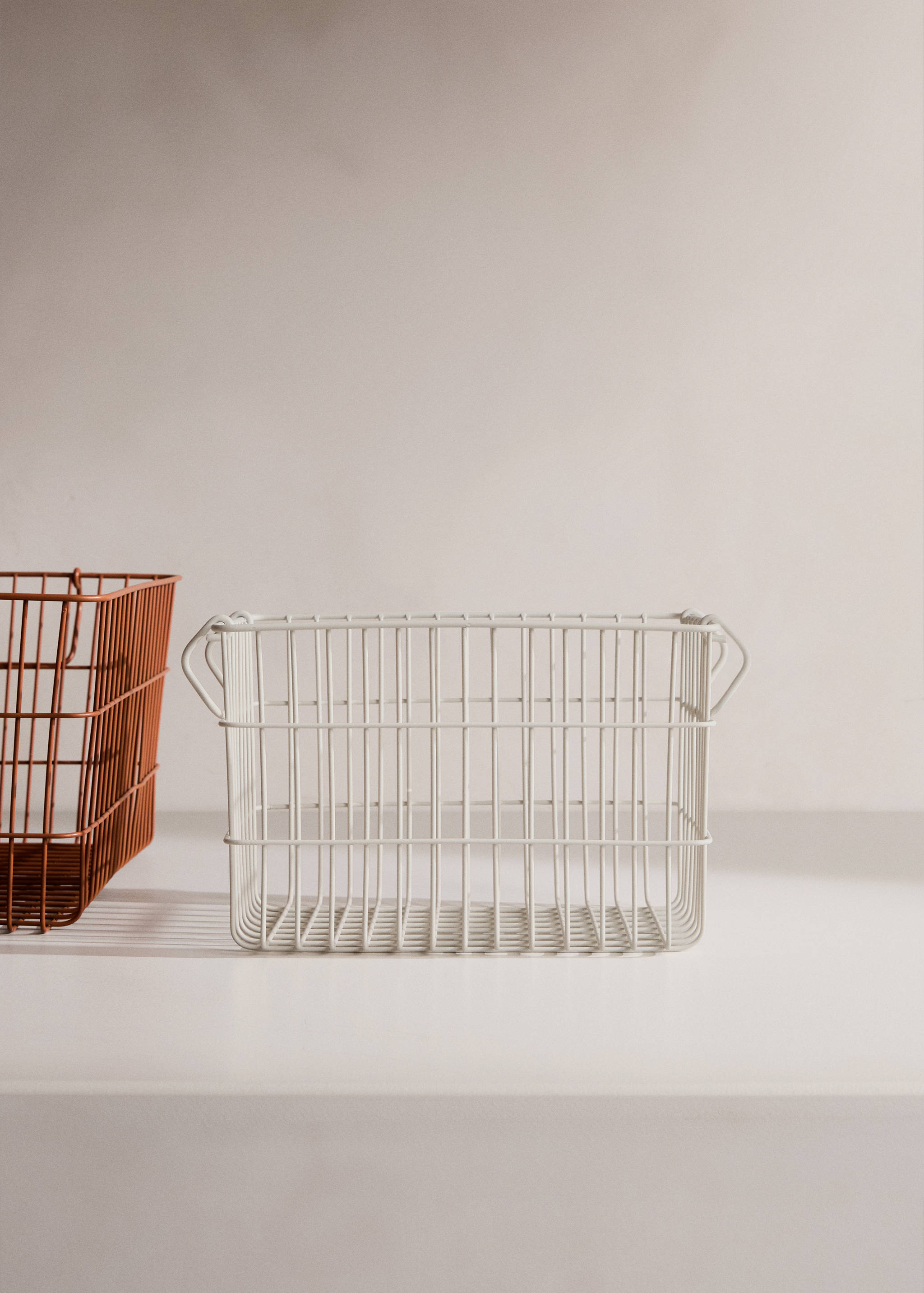 Small metal basket with handles - General plane