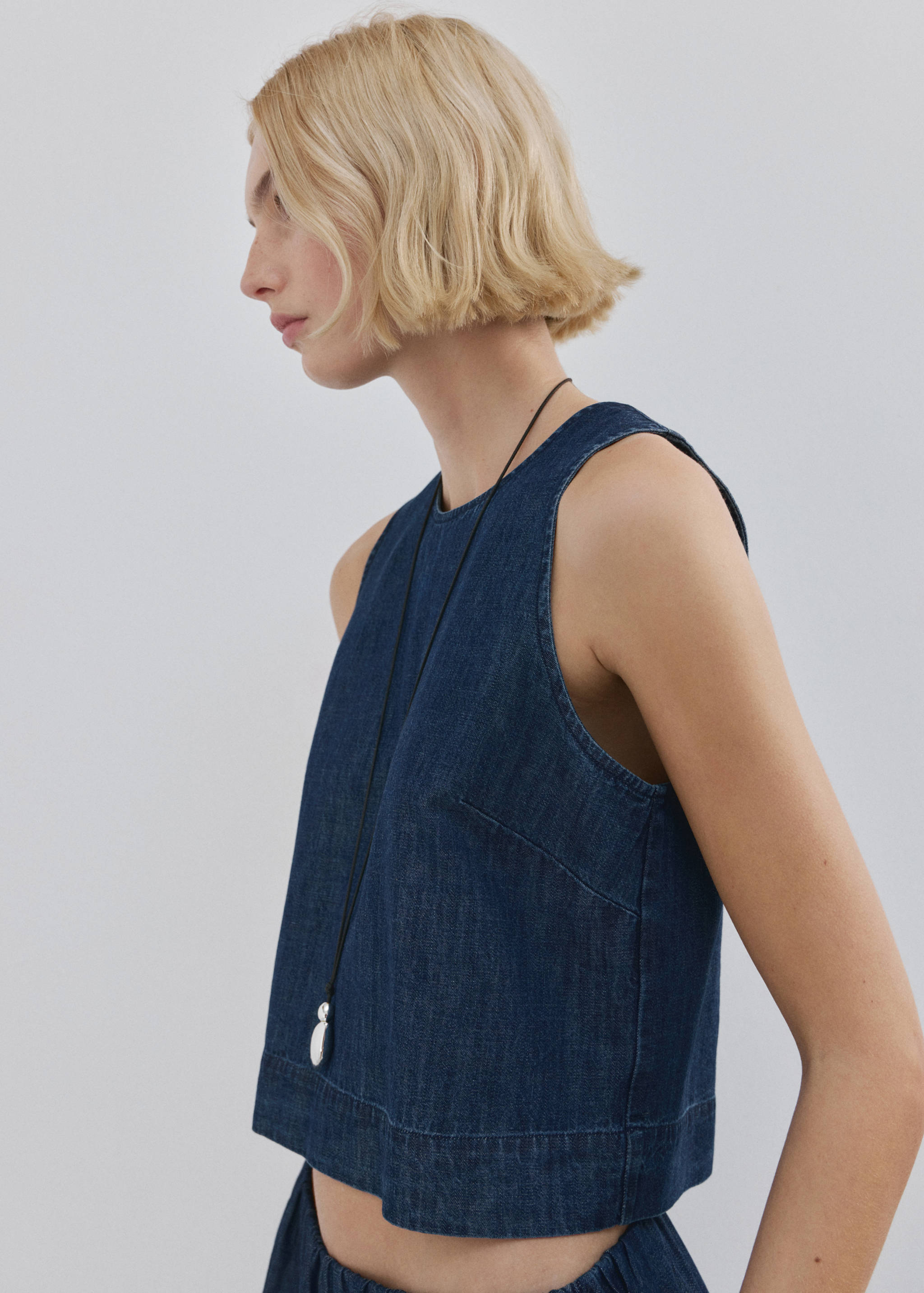 Top en denim avec couture sur le bas - Plan moyen