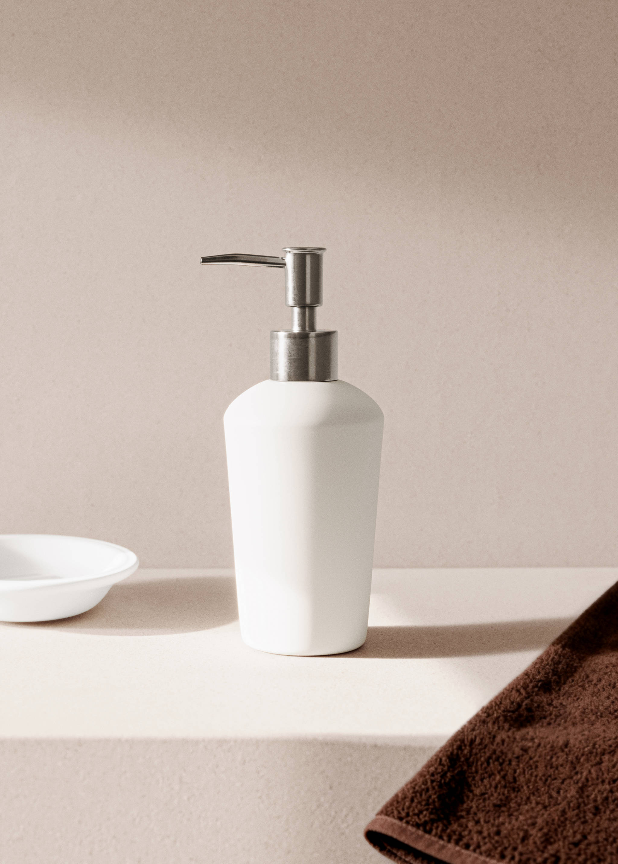 Ceramic soap dispenser - General plane