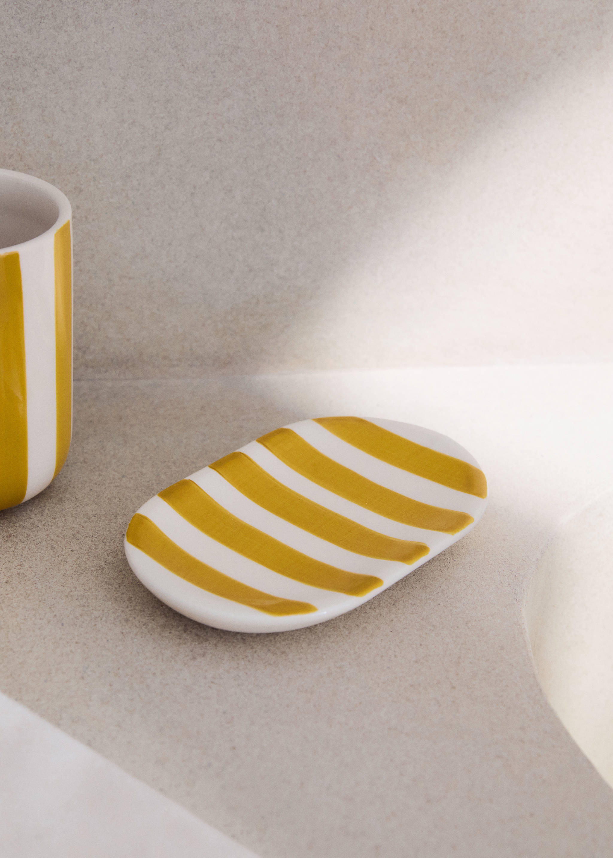 Painted striped ceramic soap dish - General plane