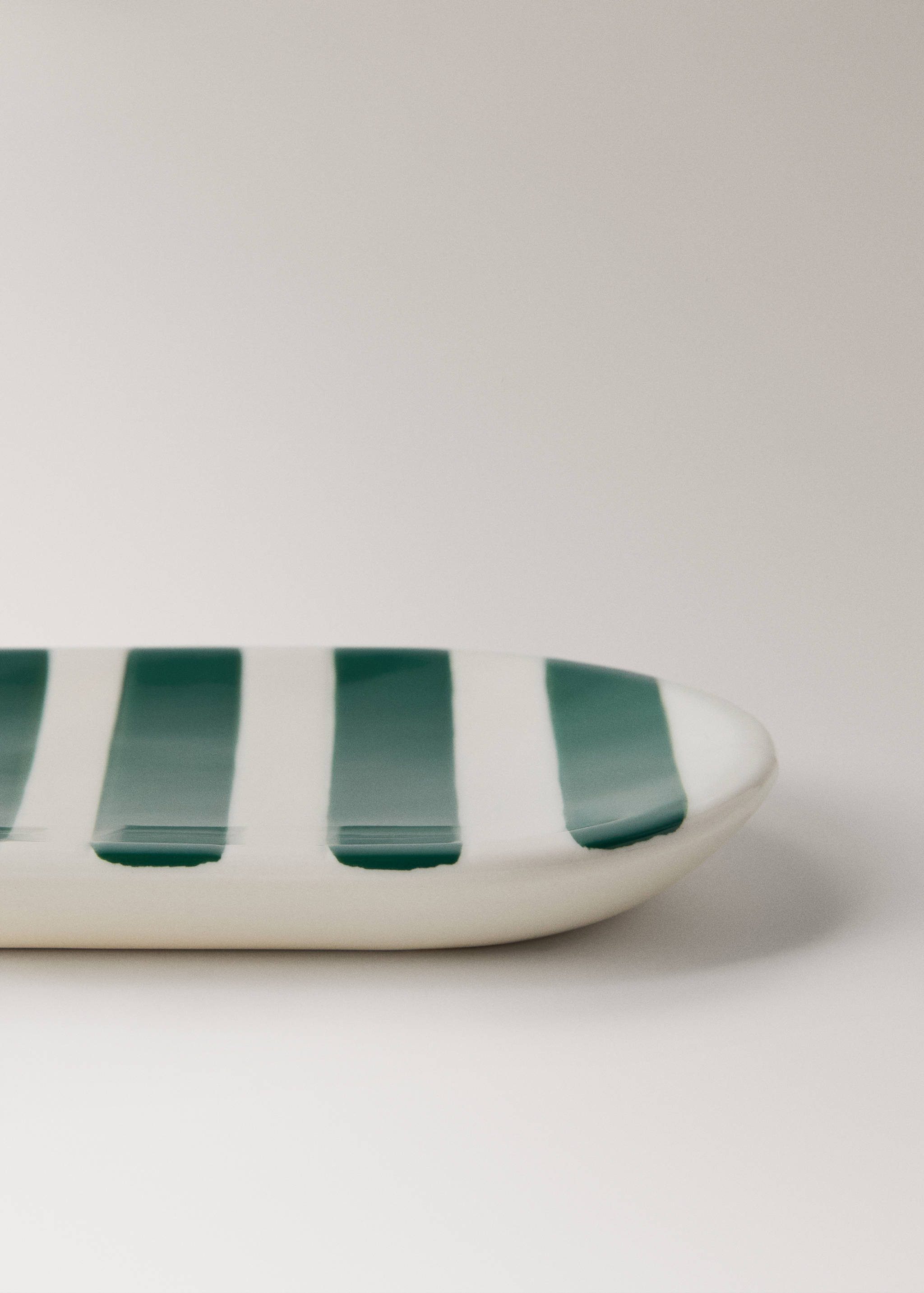 Painted striped ceramic soap dish - Details of the article 2