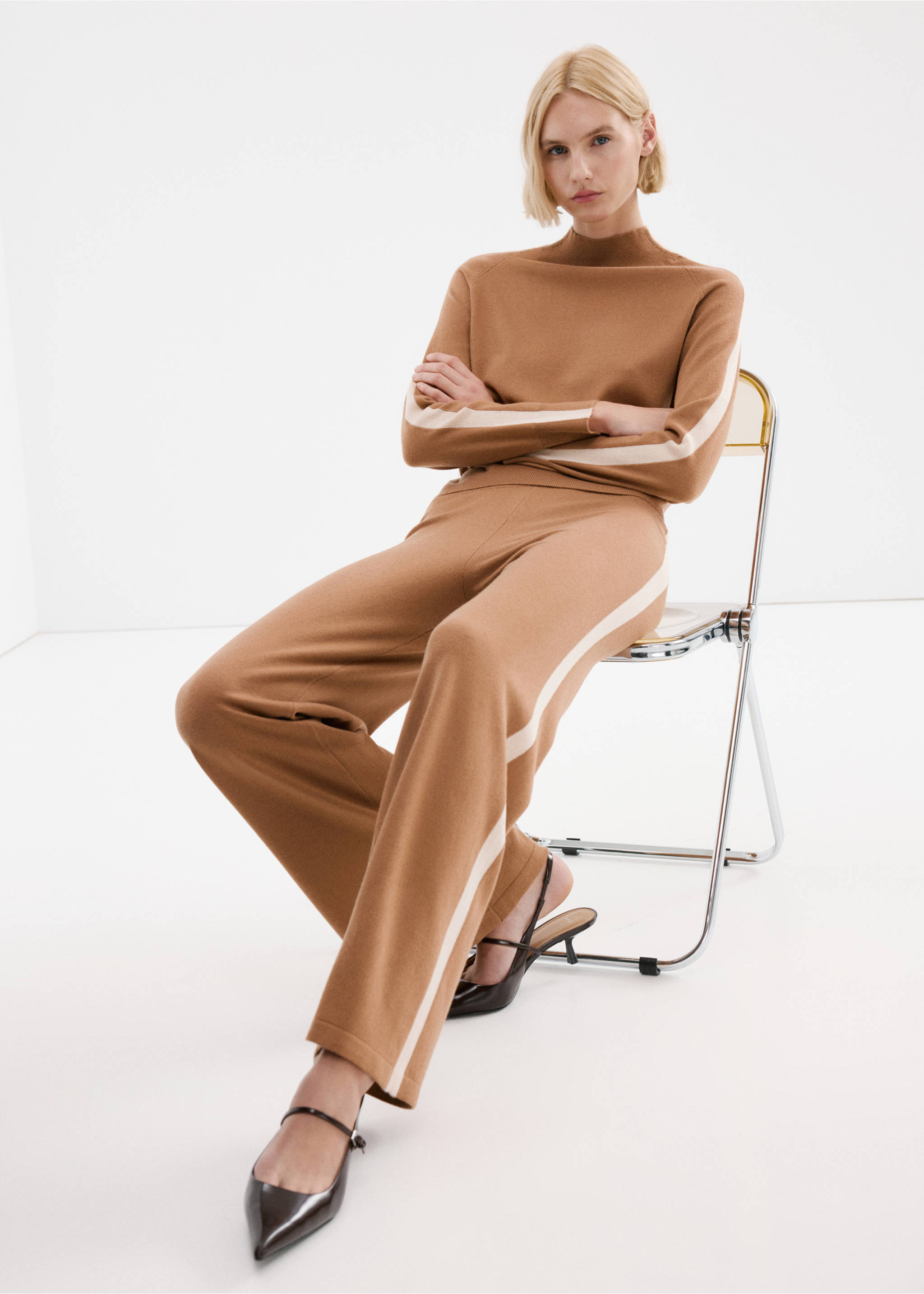 Contrast stripe knit trousers - Details of the article 2, Medium Brown. Ref: 27093295-00.