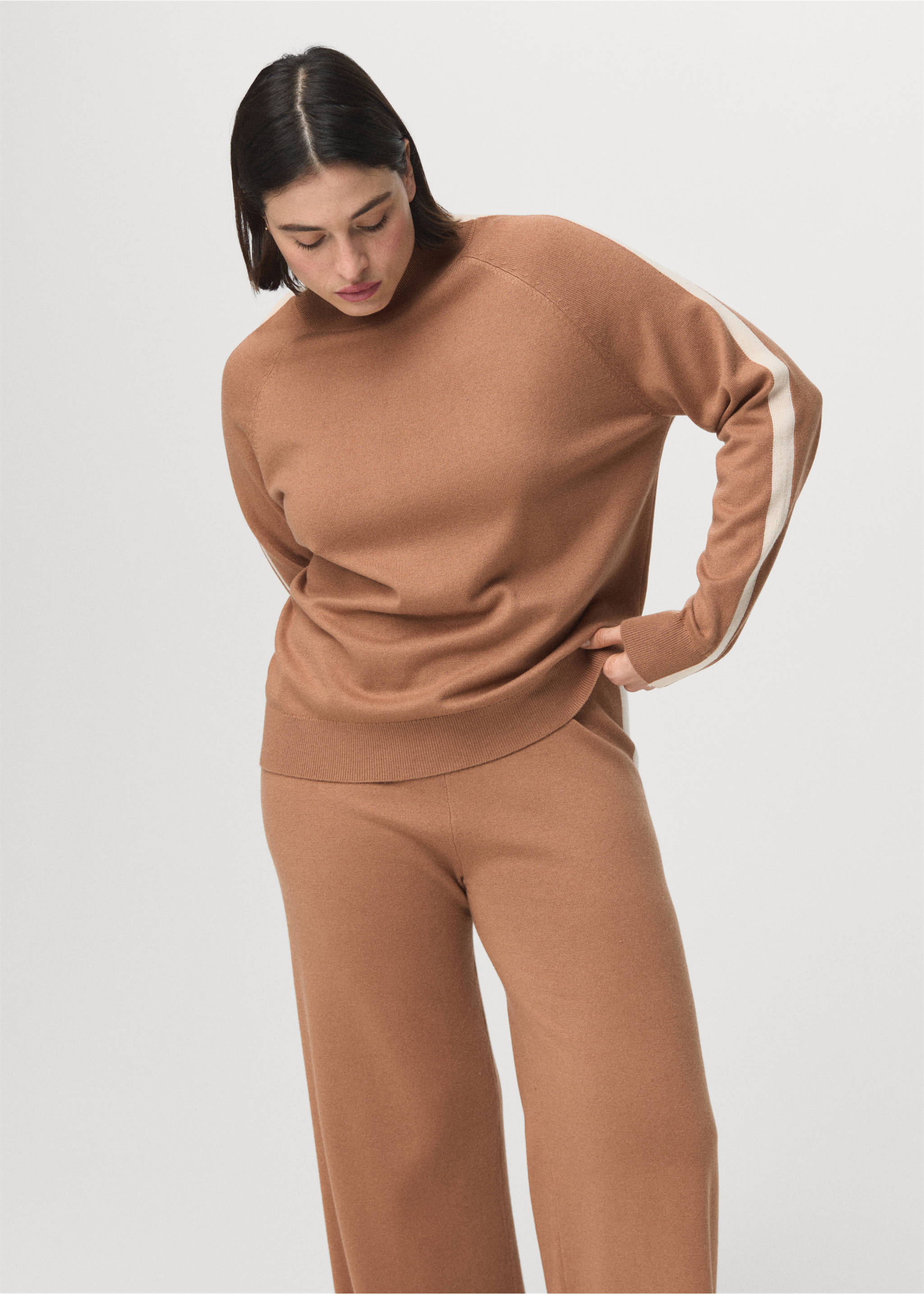 Contrast stripe knit trousers - Details of the article 5, Medium Brown. Ref: 27093295-00.
