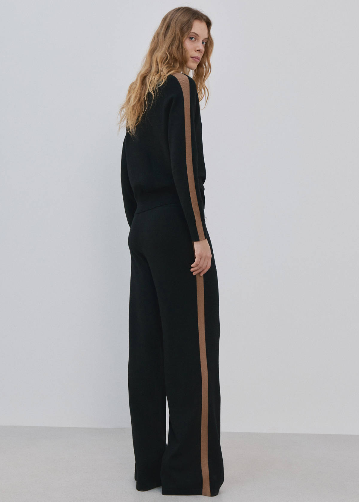 Contrast stripe knit trousers — Black