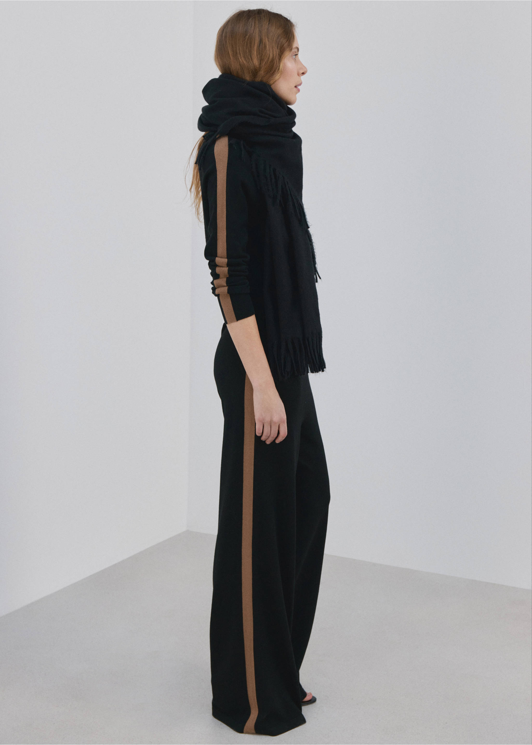 بنطلون محبوك بخطوط متباينة - تفاصيل المنتج 2, أسود. Ref: 27093295-00.