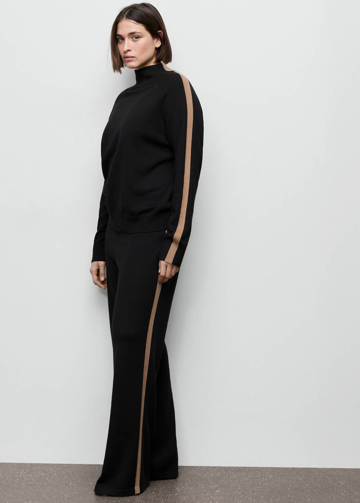 Contrast stripe knit trousers — Black