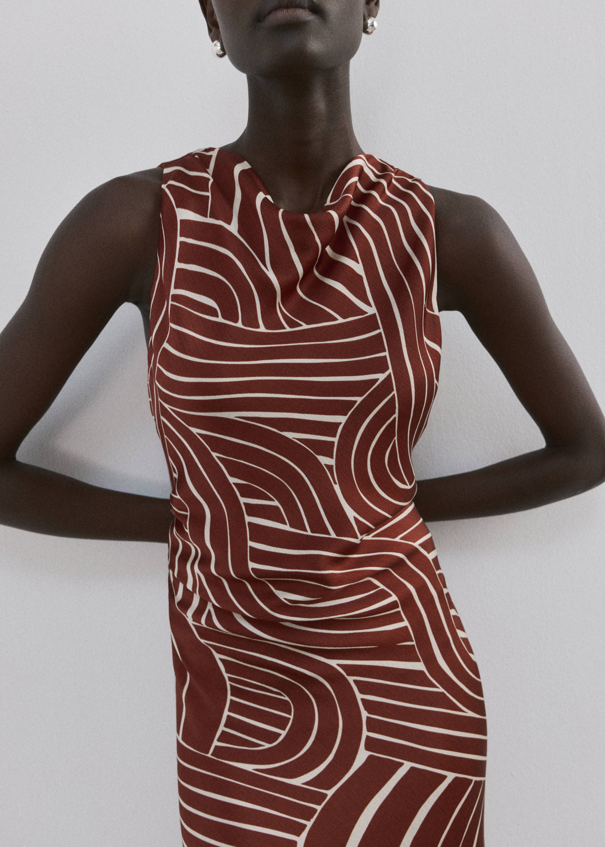 Kleid mit geometrischem Muster - Mittlere Ansicht