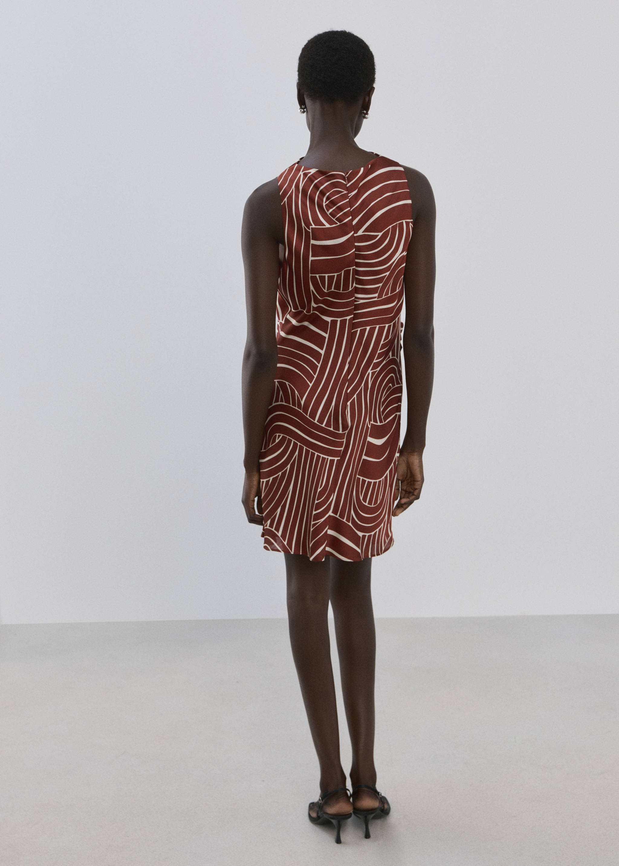 Kleid mit geometrischem Muster - Rückseite des Artikels