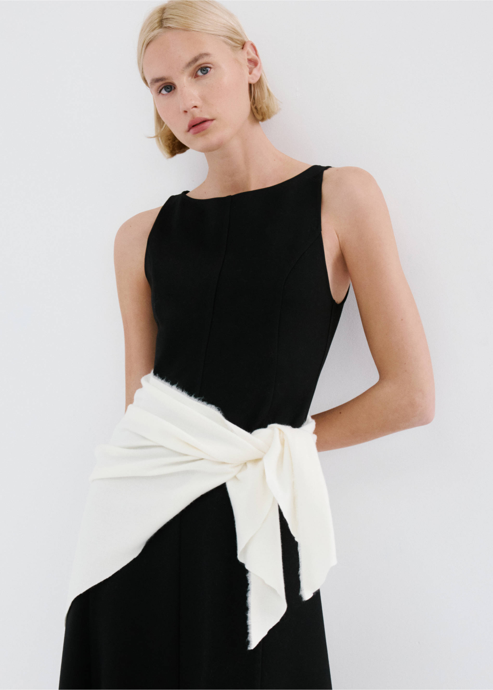 A-line dress with godets - Details of the article 1, Black. Ref: 27093303-00.