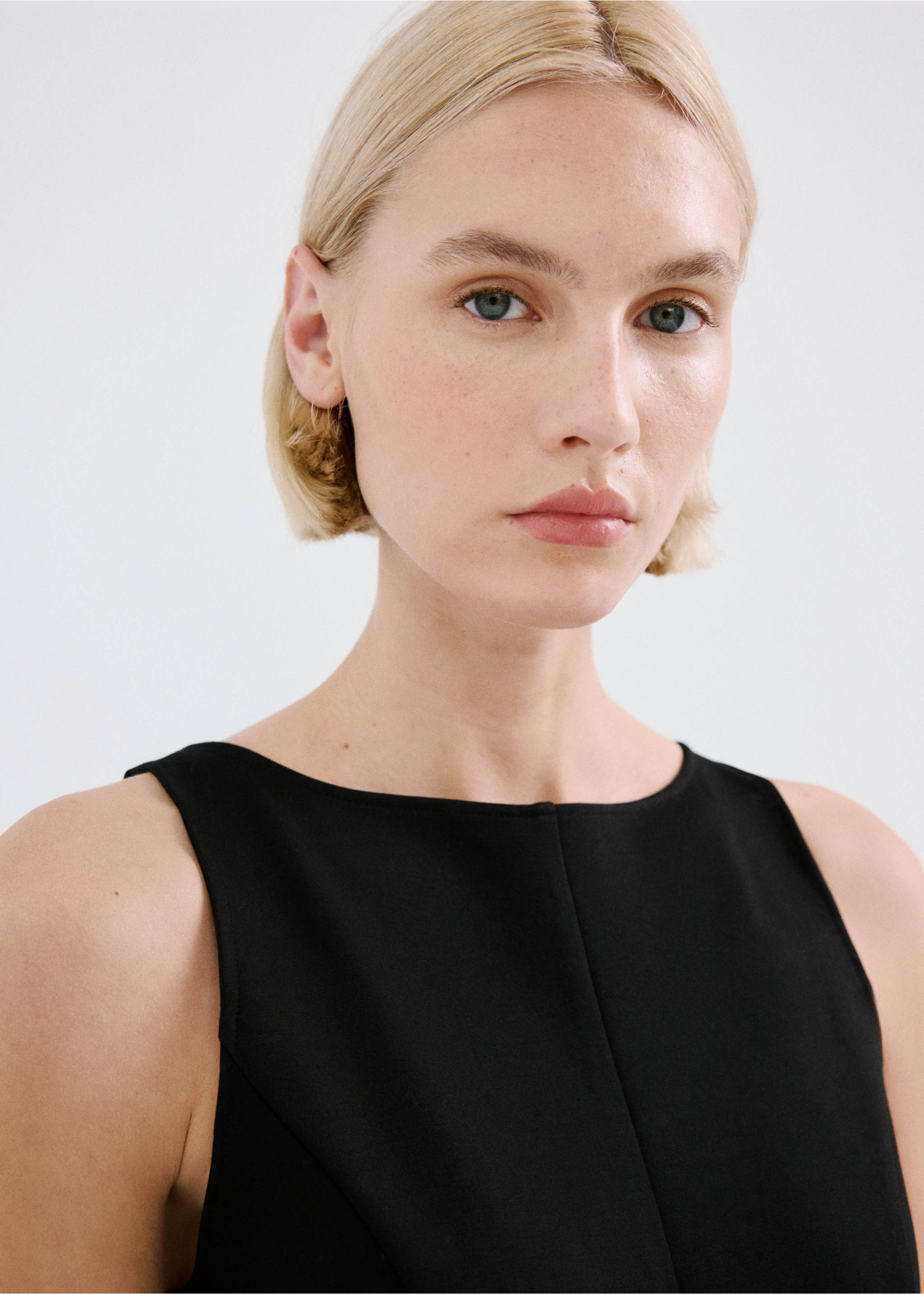 A-line dress with godets - Details of the article 6, Black. Ref: 27093303-00.