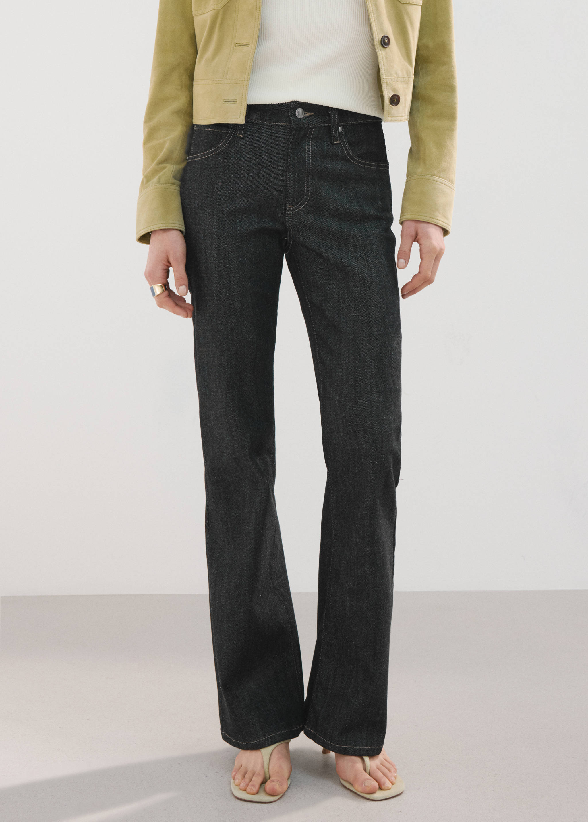 Flared-Jeans mit mittlerer Bundhöhe - Mittlere Ansicht