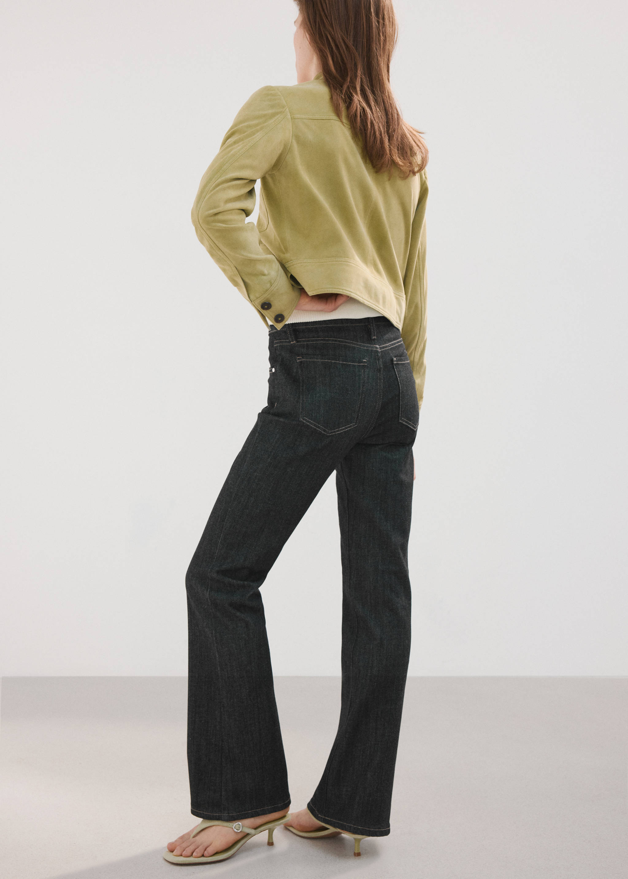 Flared-Jeans mit mittlerer Bundhöhe - Rückseite des Artikels