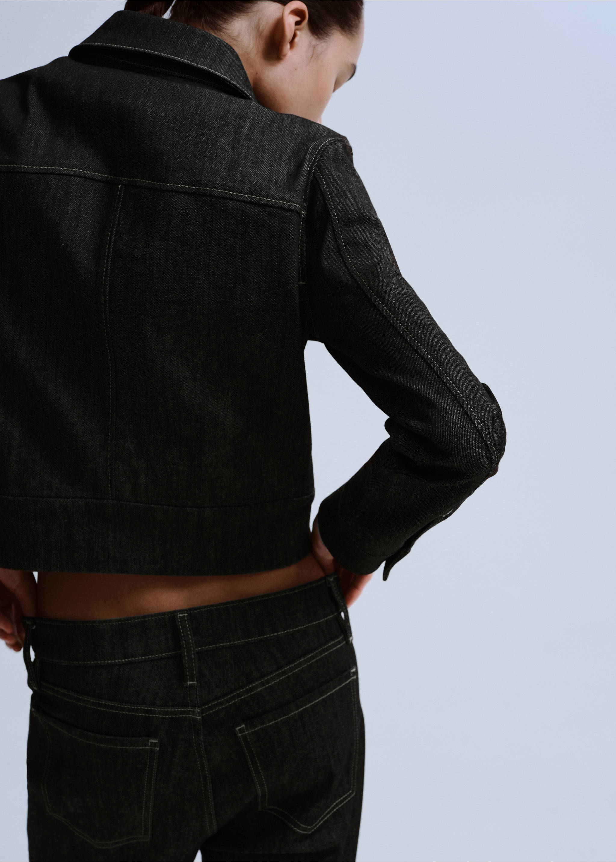 Flared-Jeans mit mittlerer Bundhöhe - Detail des Artikels 6, Schwarz. Ref: 27093318-00.