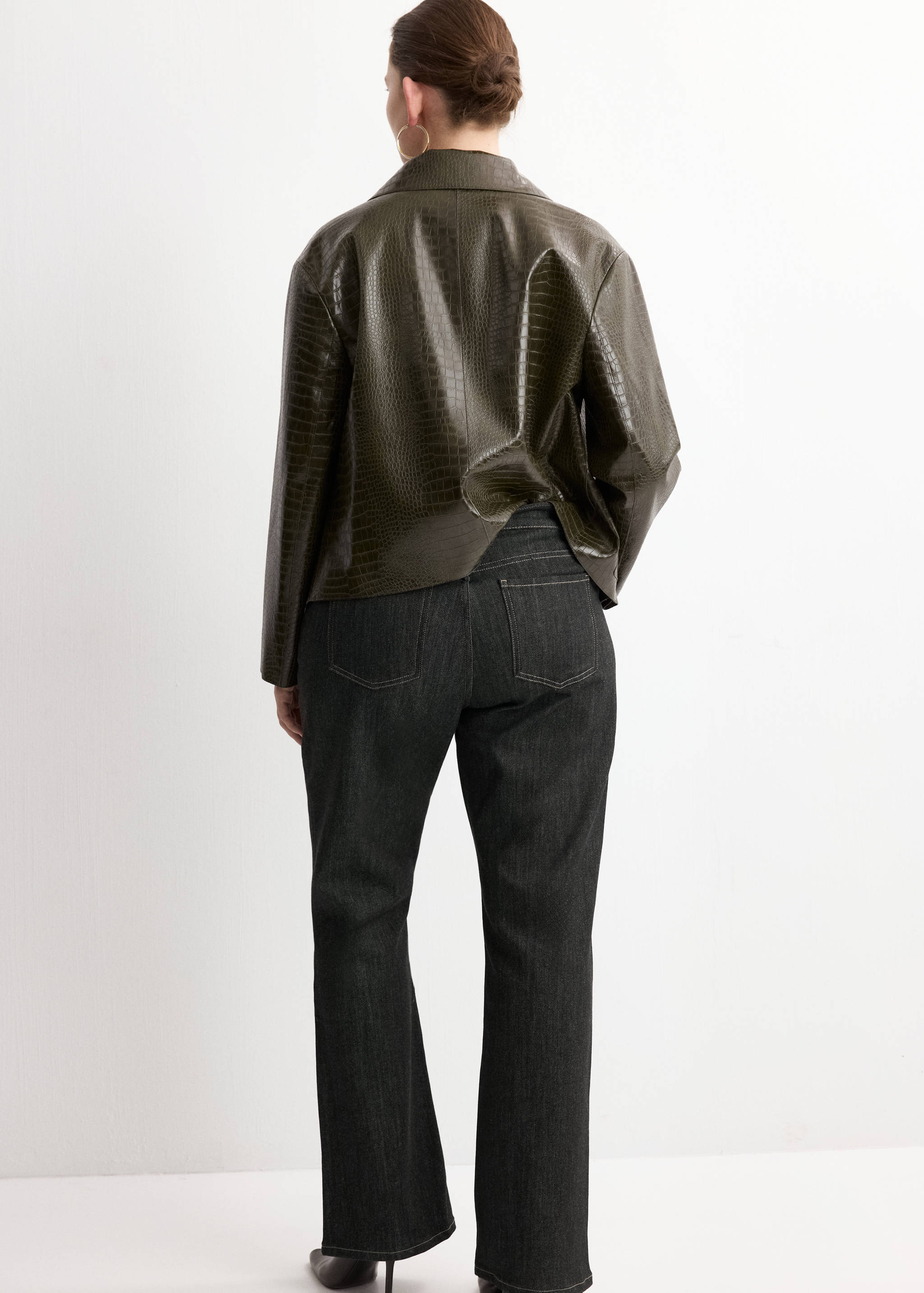 Flared-Jeans mit mittlerer Bundhöhe - Detail des Artikels 4