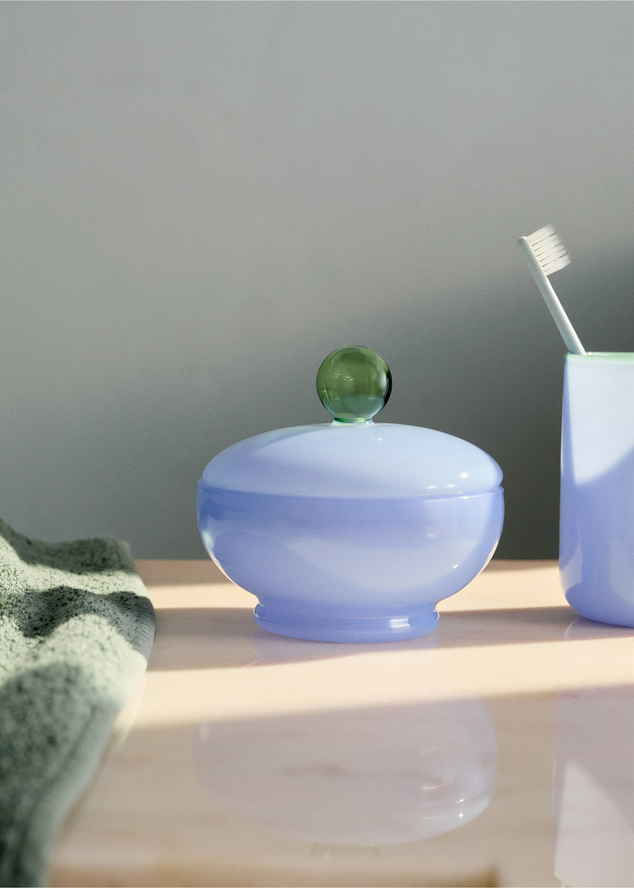 Baderomskrukke i farget borosilikatglass - Total bildeutsnitt, Blå. Ref: 27093320-00.