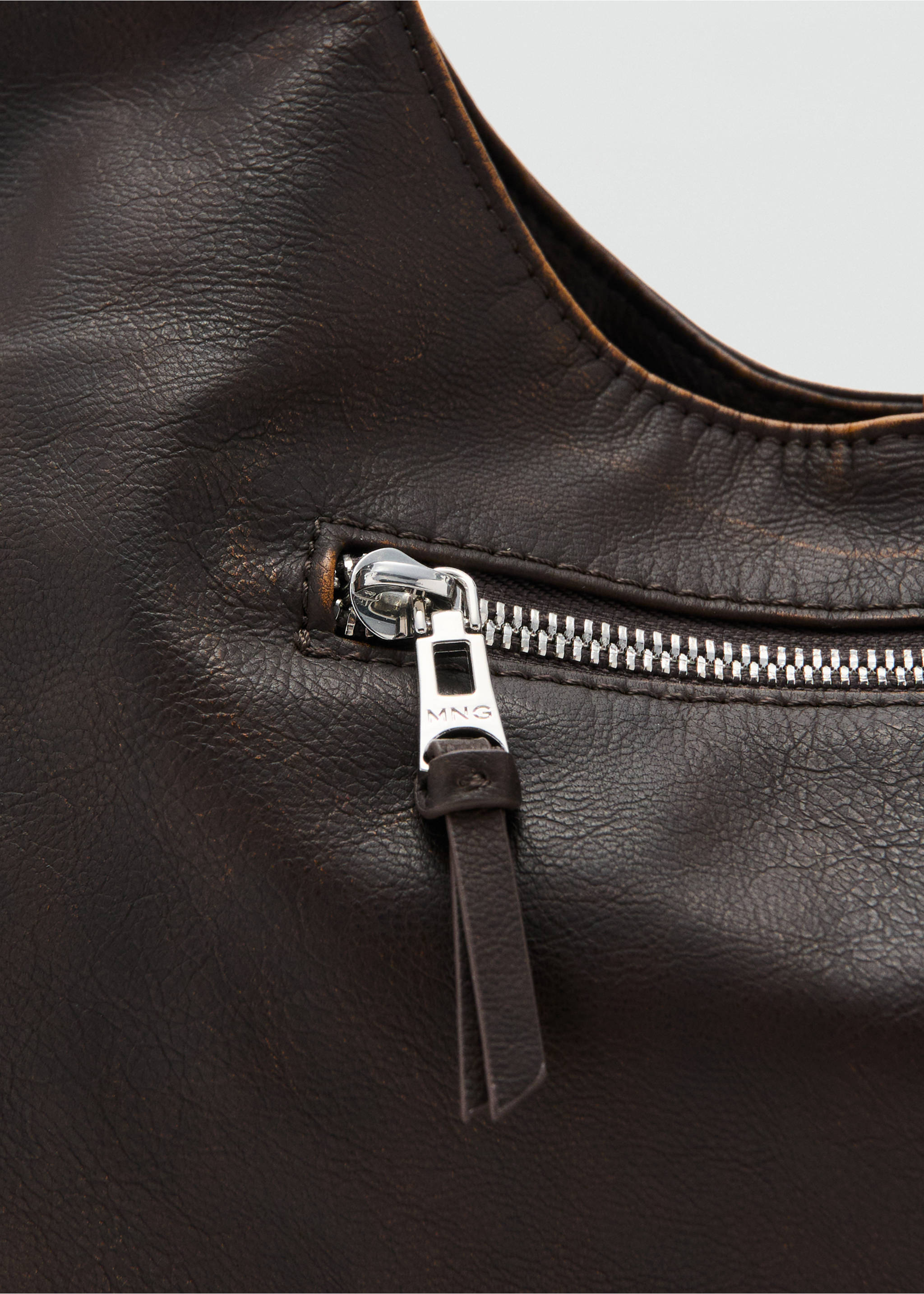 Shoulder bag with pockets - Details of the article 1, Brown. Ref: 27093322-00.