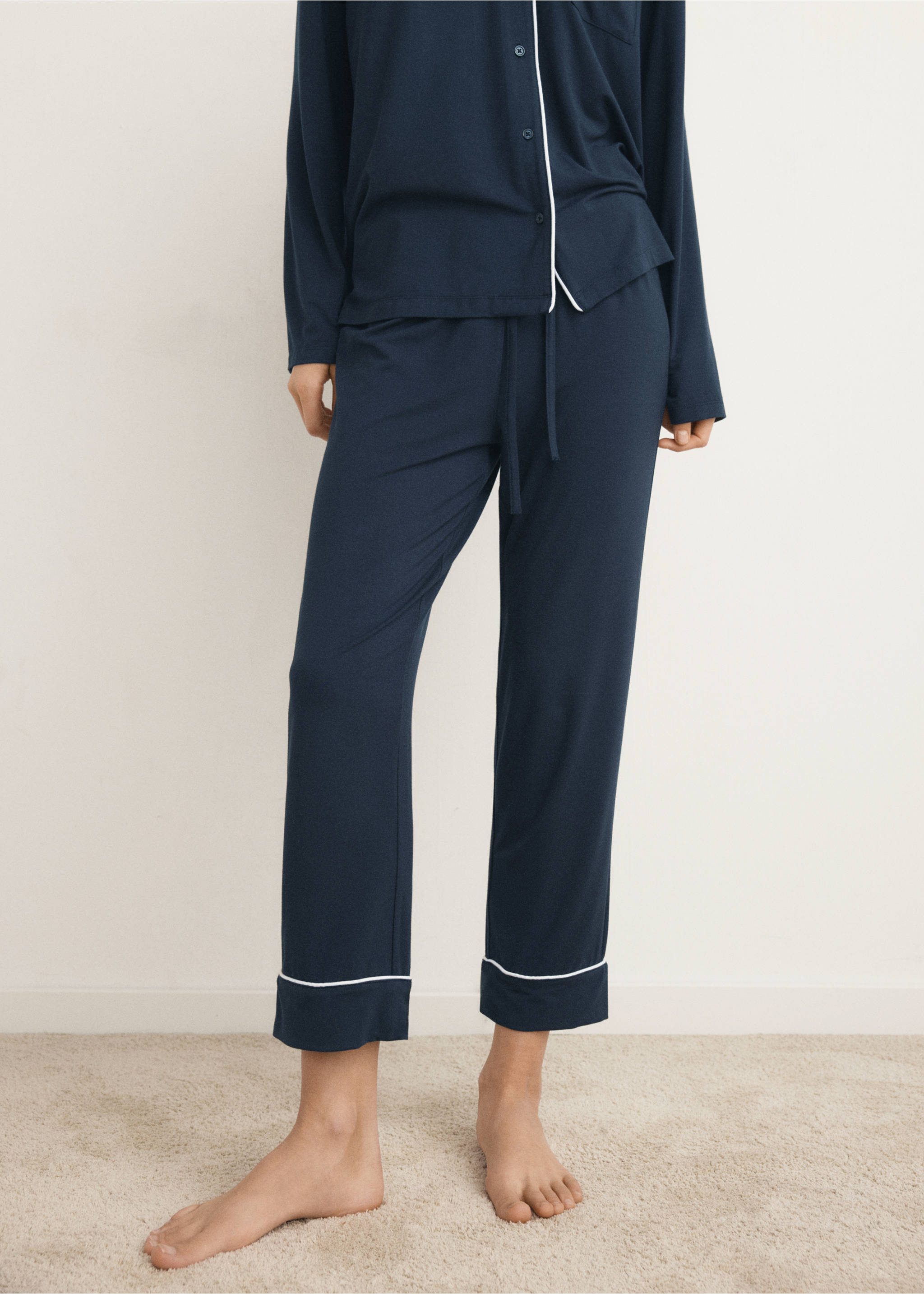 Two-piece pyjamas with piping - Details of the article 6, Indigo Blue. Ref: 27093329-00.