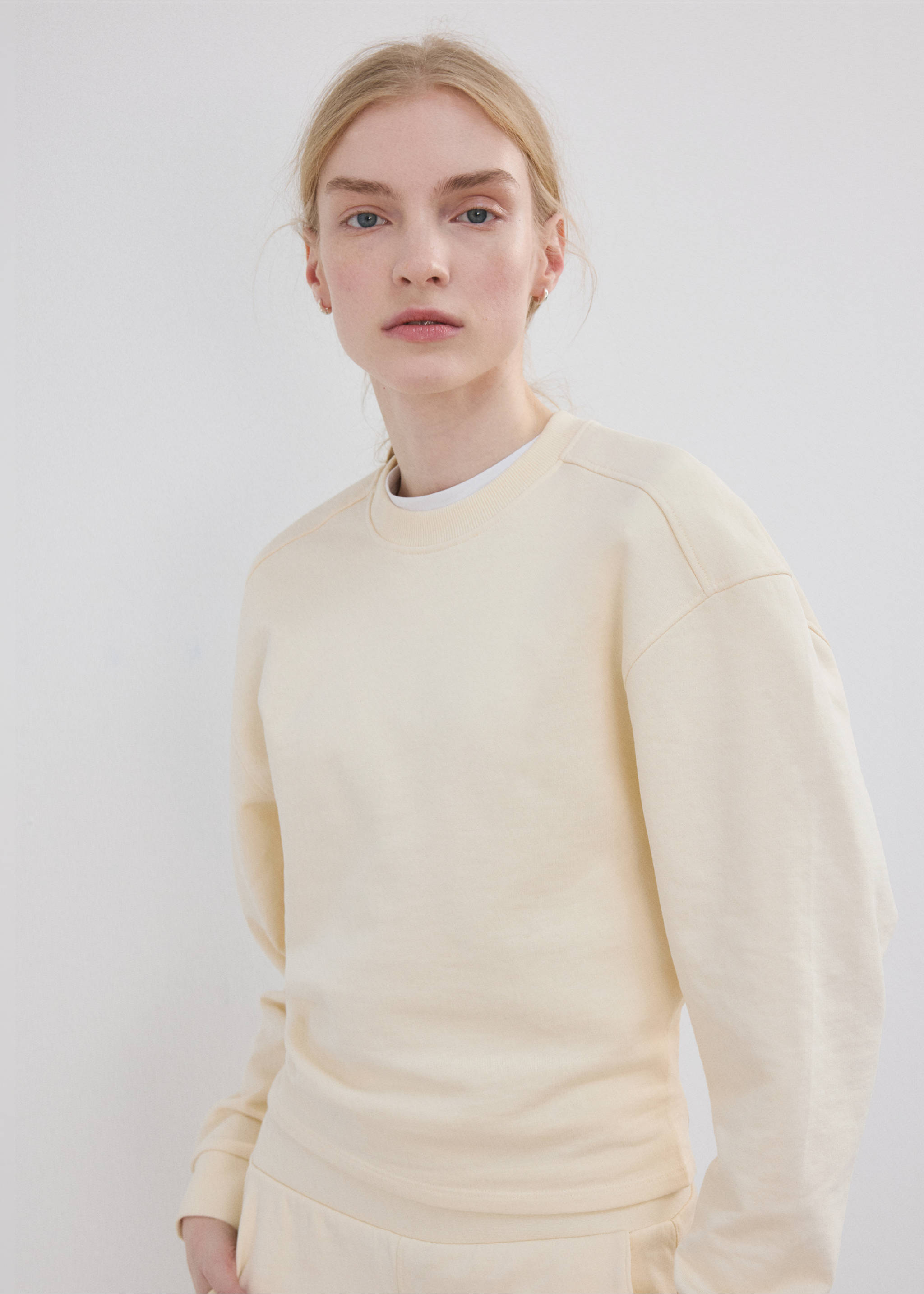 Kerek nyakú pamutpulóver - Felezősík, Pasztell sárga. Ref: 27093335-01.