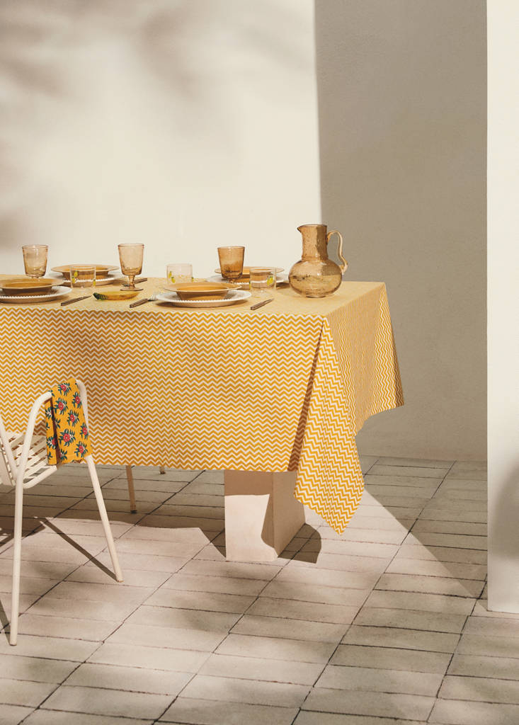 maison mangostan TABLE CLOTH SHIRT シャツ6Y Gingham zigzag cotton tablecloth for 6 to 8 diners - Home | MANGO USA