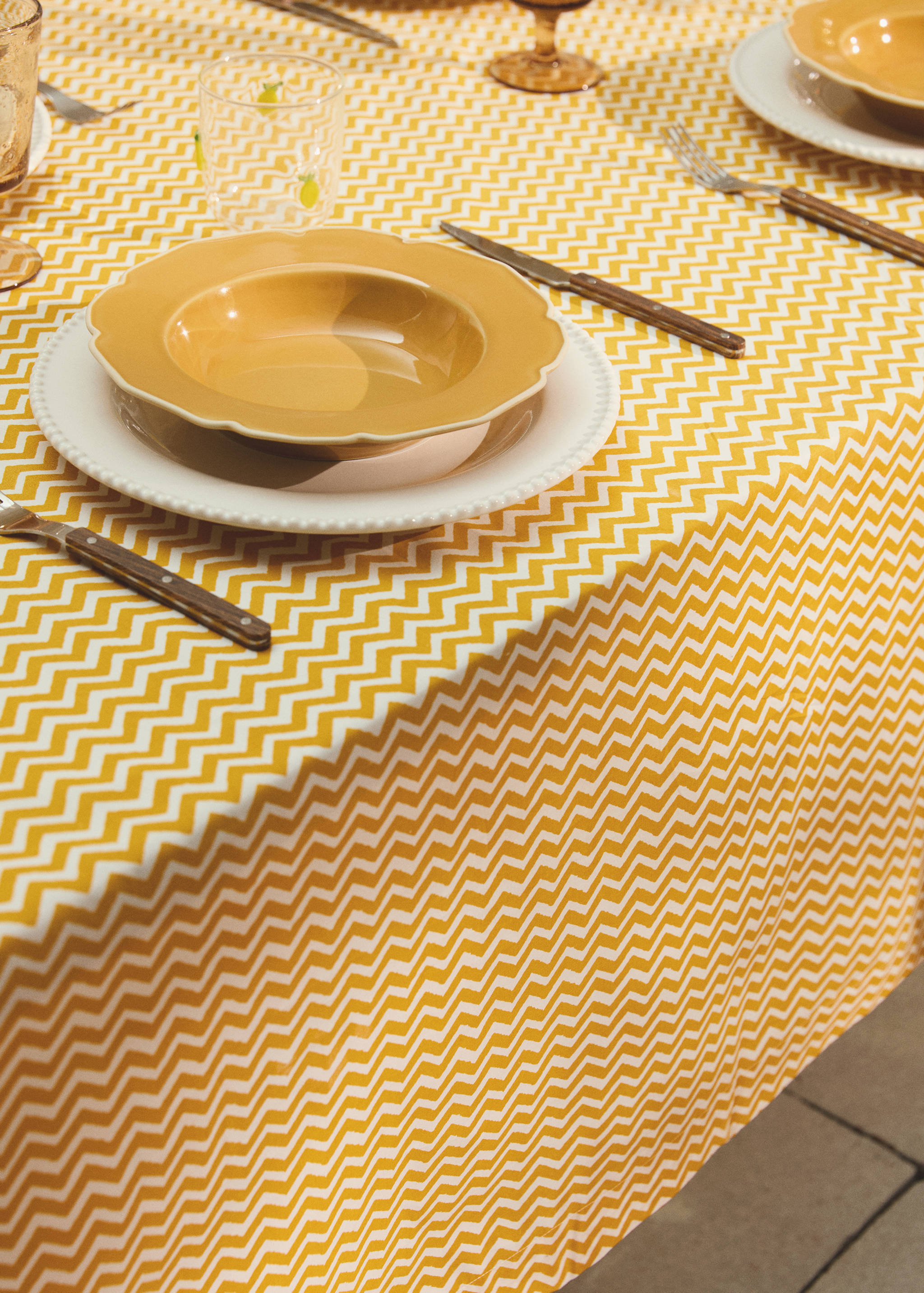Colourful printed cotton tablecloth for 6 to 8 people - Details of the article 7