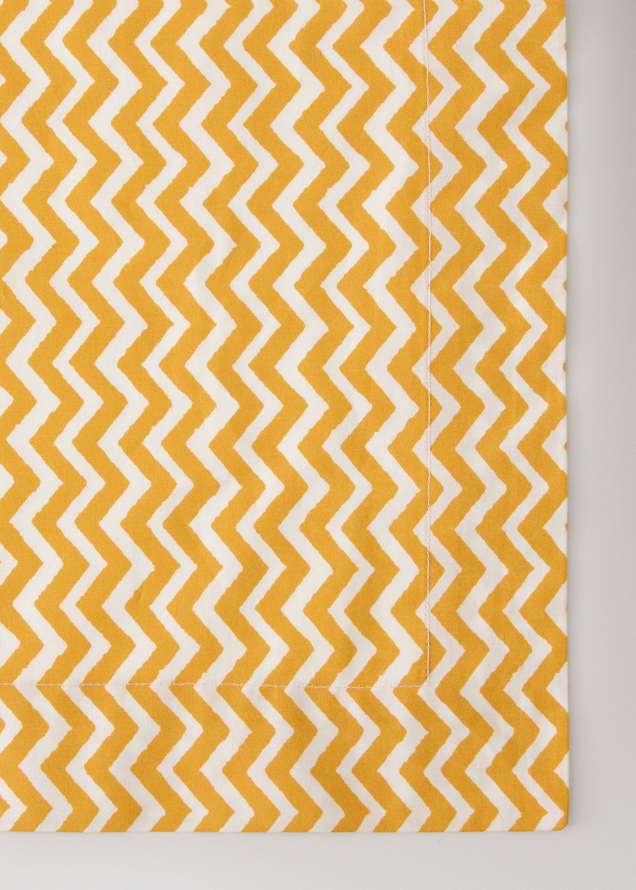 Colourful printed cotton tablecloth for 6 to 8 people - Details of the article 2